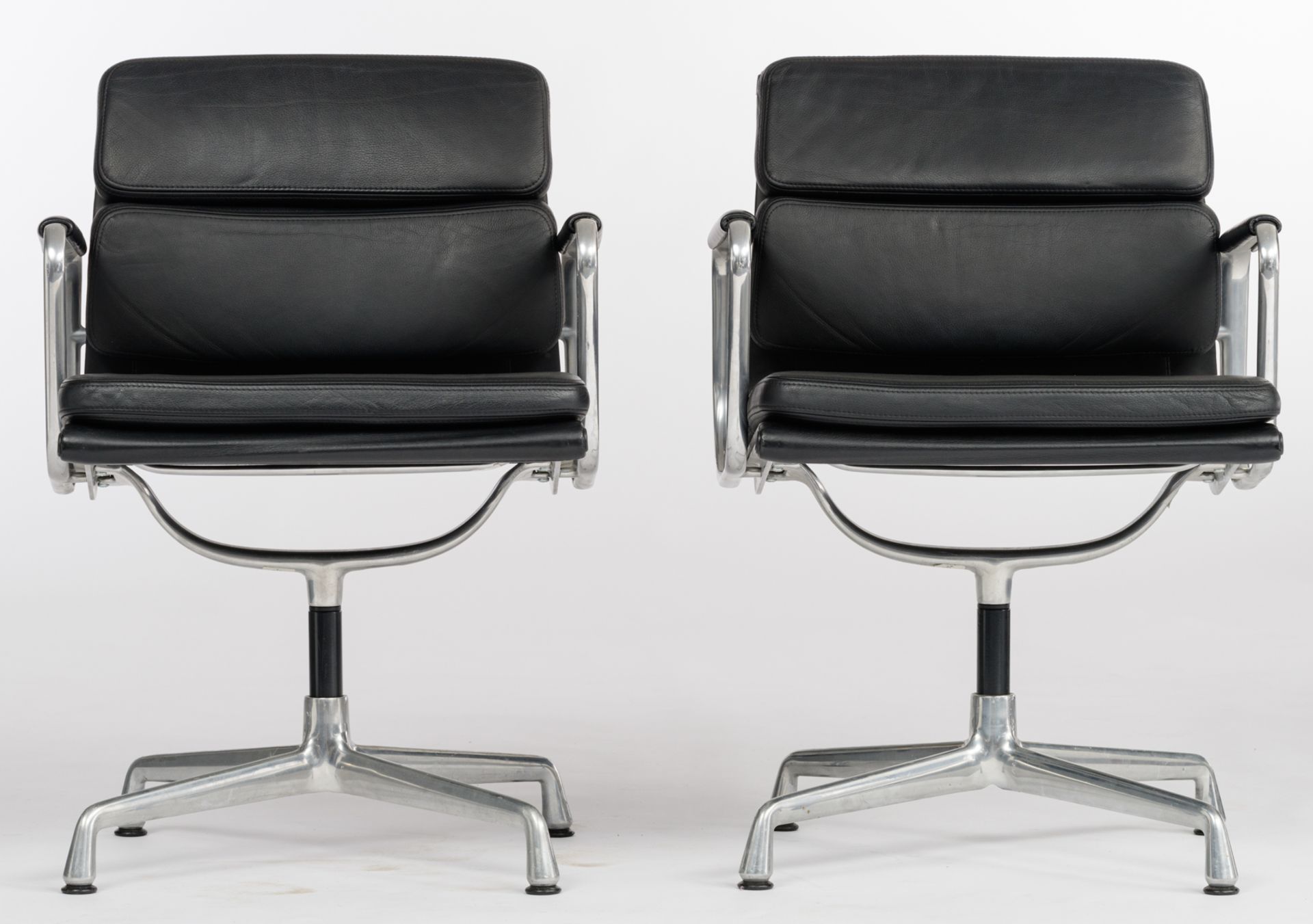 A set of four polished aluminium and black leather upholstered EA208 soft pad chairs, design by Char - Bild 13 aus 22