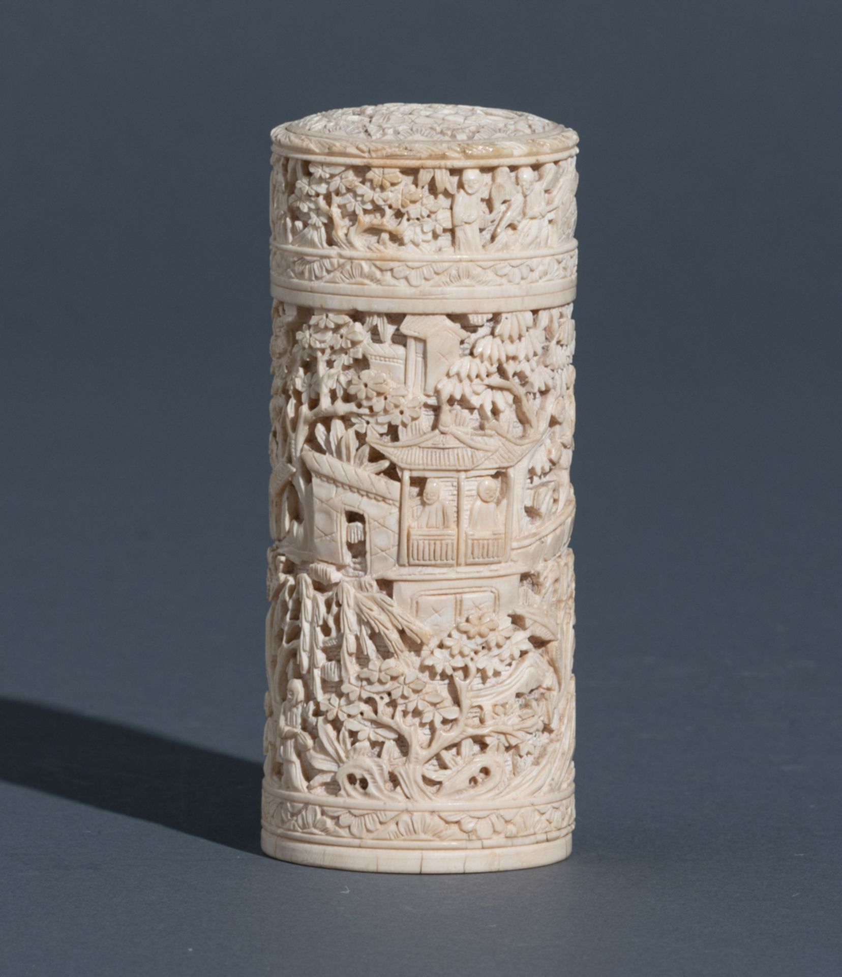 A Chinese Canton ivory cylindrical case and cover, carved in alto relievo with figures, attendants, - Bild 4 aus 7
