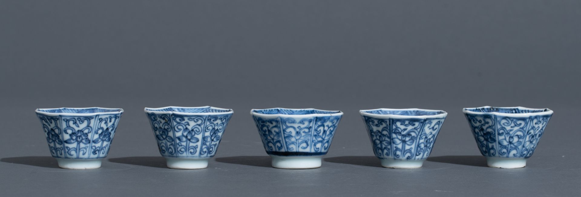 Three Chinese blue and white Kangxi period teacups and saucers, decorated with an underwater jungle; - Bild 2 aus 24