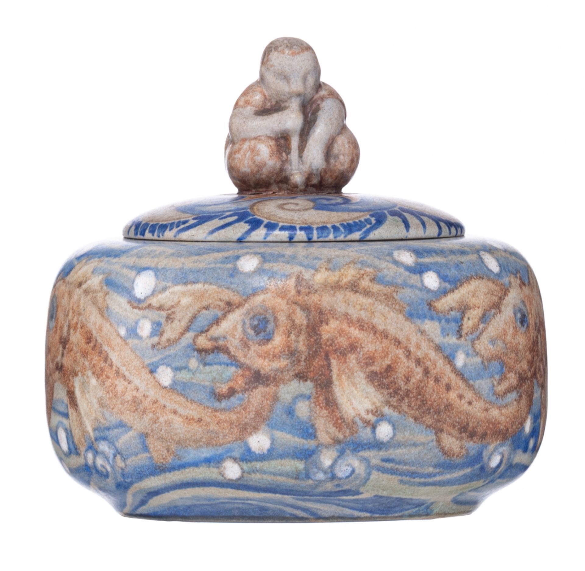 A Japanese inspired ceramic covered bowl, decorated with koi and on top a sitting figure, signed and - Bild 2 aus 8