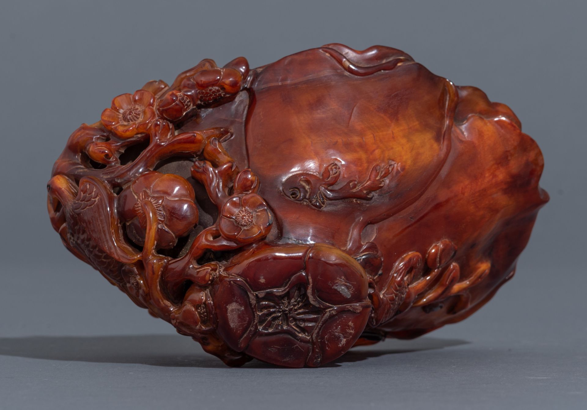 A Chinese 20thC horn cup alto-relievo sculpted like a turbulent river with a school of carps swimmin - Bild 7 aus 7