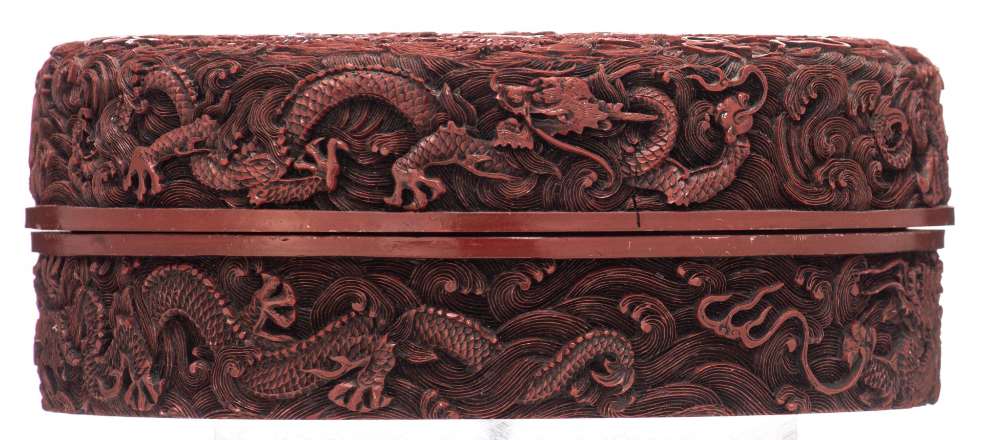 A Chinese style cinnabar red lacquer box and cover, carved with dragons in crashing waves, H 6,5 - ø - Bild 2 aus 8