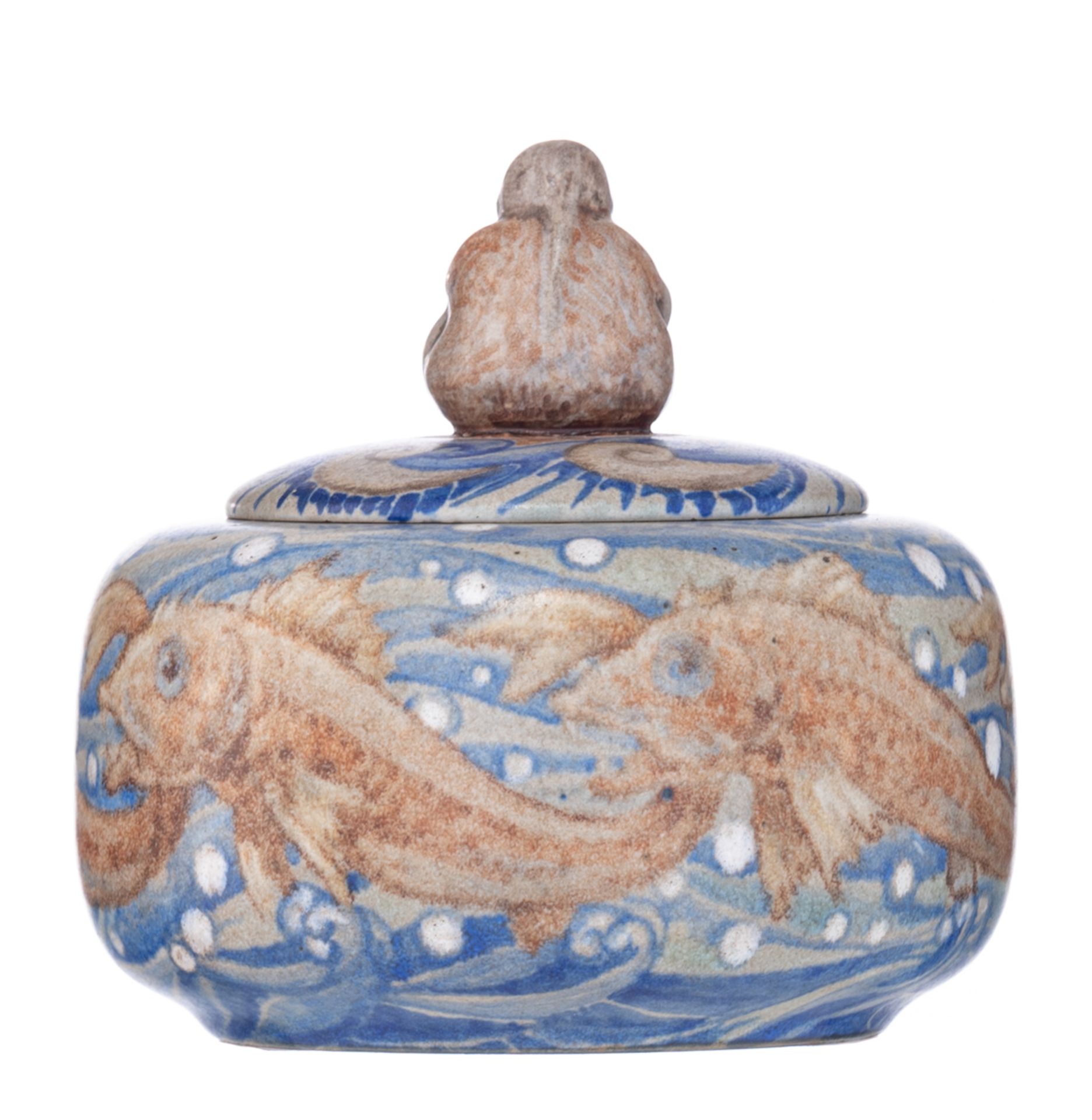 A Japanese inspired ceramic covered bowl, decorated with koi and on top a sitting figure, signed and - Bild 4 aus 8