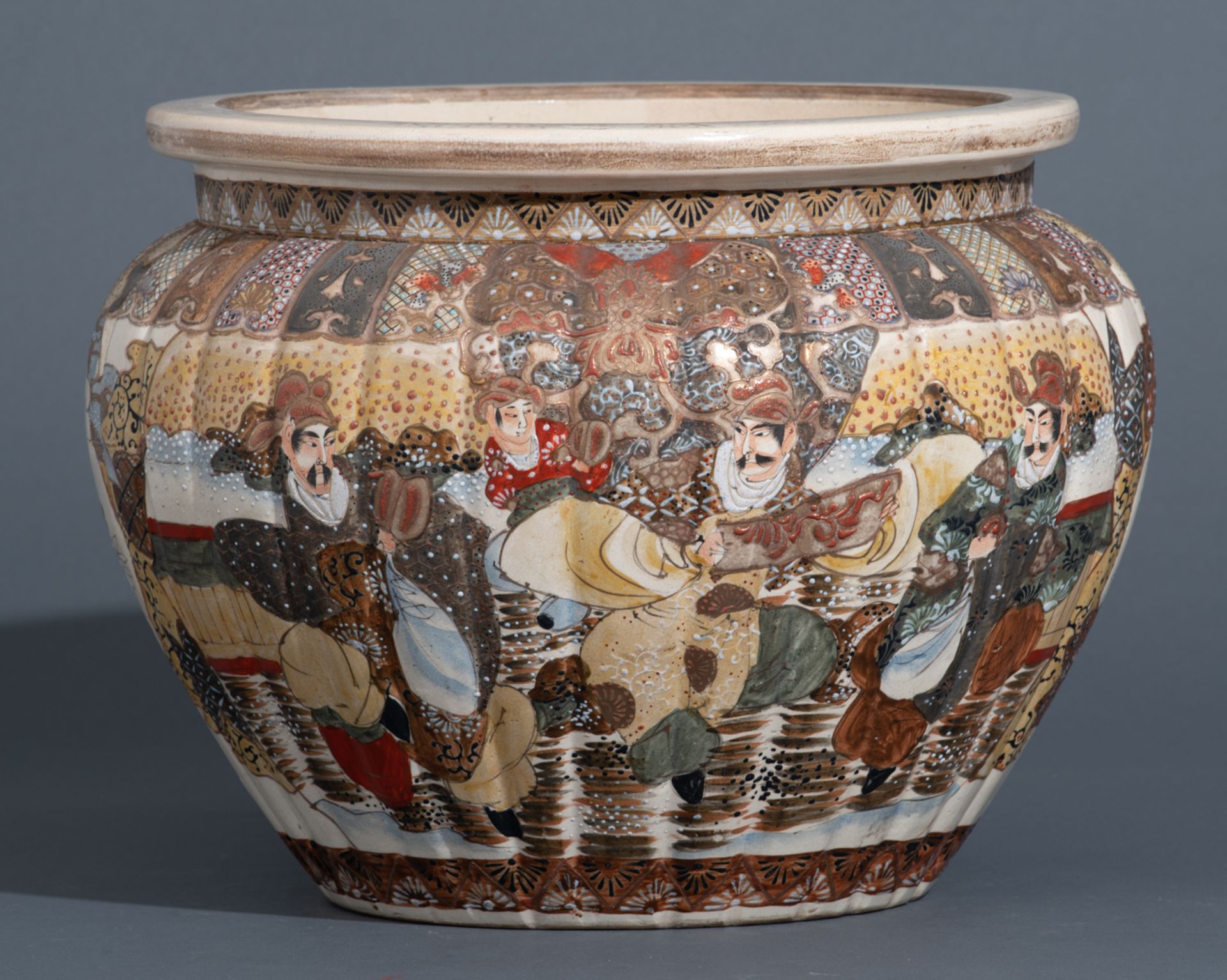 Two Japanese polychrome and gilt decorated satsuma jardinières, the body with figures and flowers, m - Bild 12 aus 15