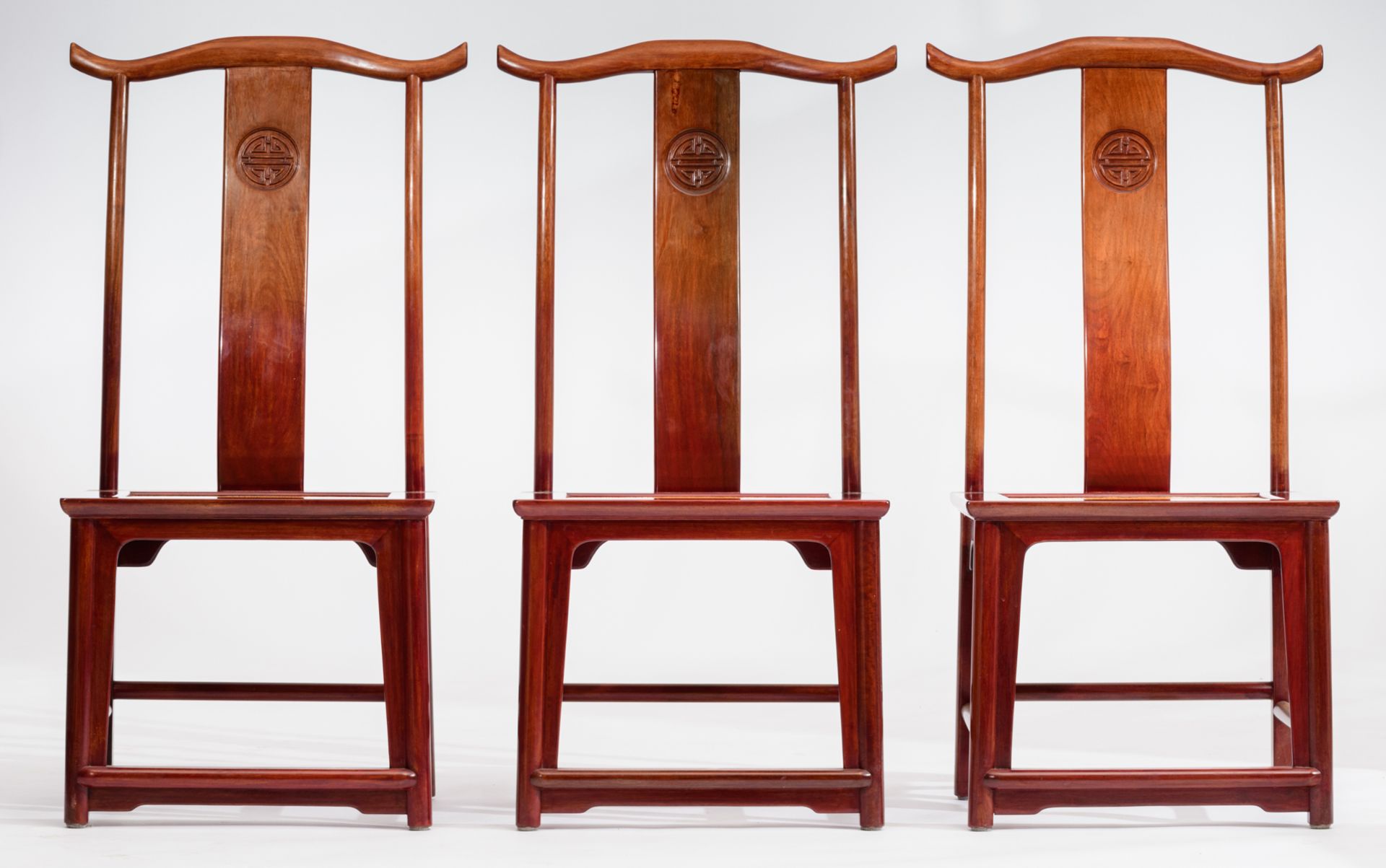 A large Chinese mahogany extendable dining table, with a set of six chairs, H 76 - W 209 - D 109 cm - Bild 4 aus 25