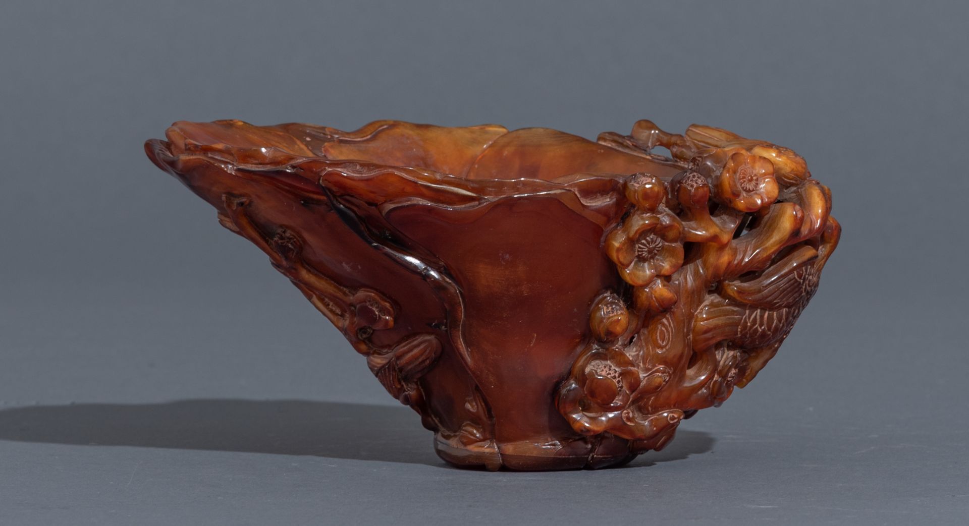 A Chinese 20thC horn cup alto-relievo sculpted like a turbulent river with a school of carps swimmin - Bild 2 aus 7