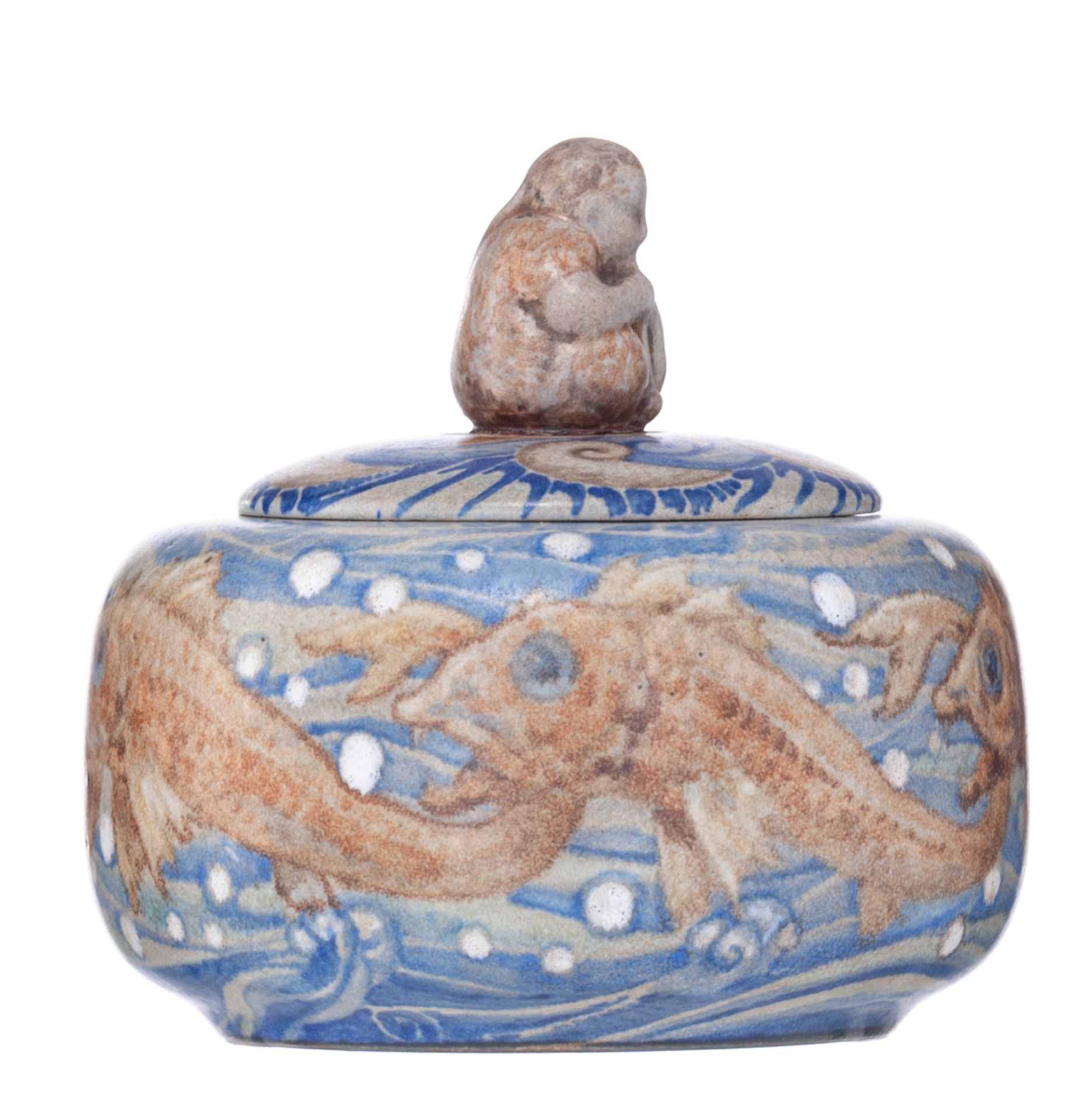 A Japanese inspired ceramic covered bowl, decorated with koi and on top a sitting figure, signed and - Bild 5 aus 8