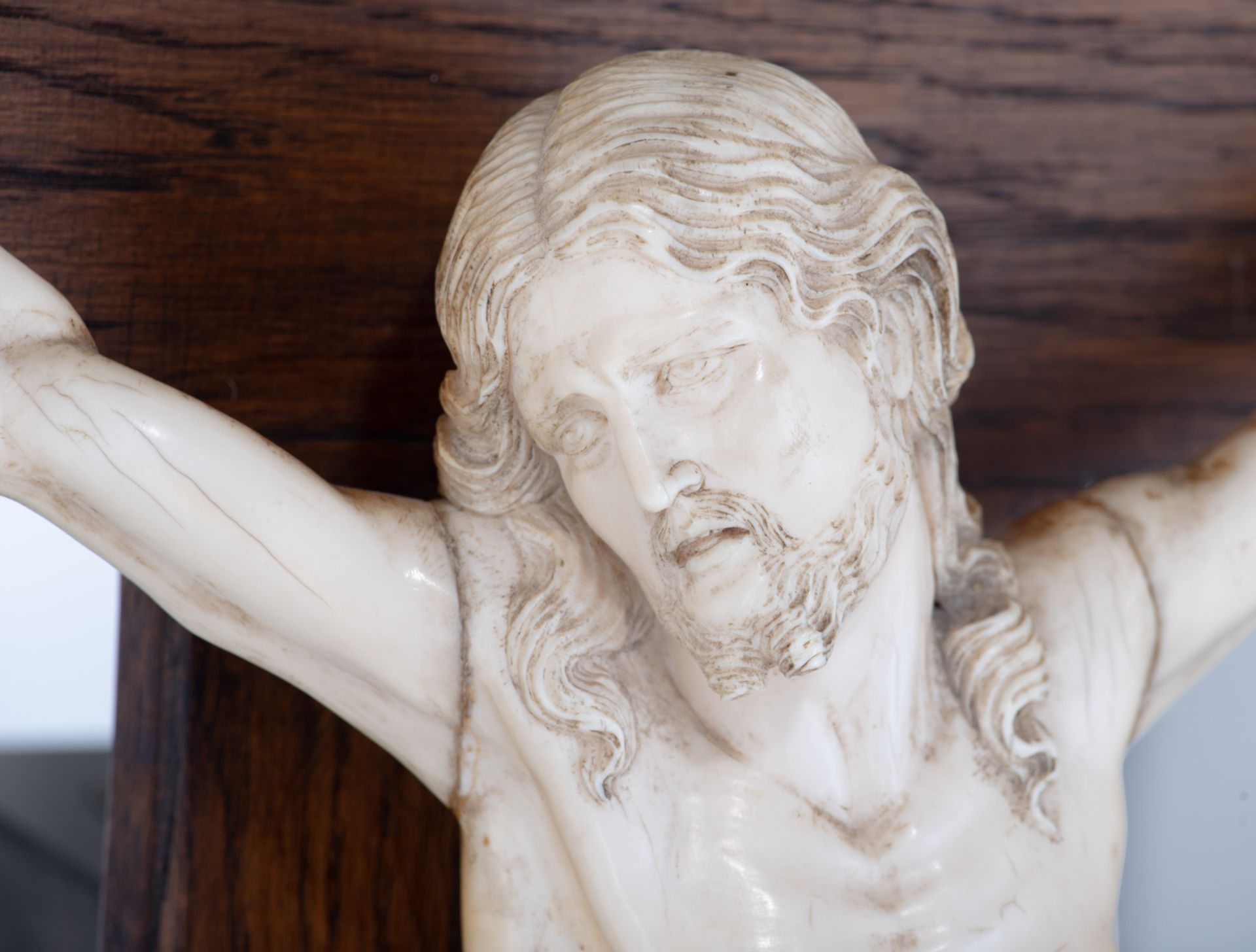 An imposing and fine sculpted ivory Corpus Christi on an oak crucifix, in the 17thC manner, 38 x 49 - Bild 3 aus 6