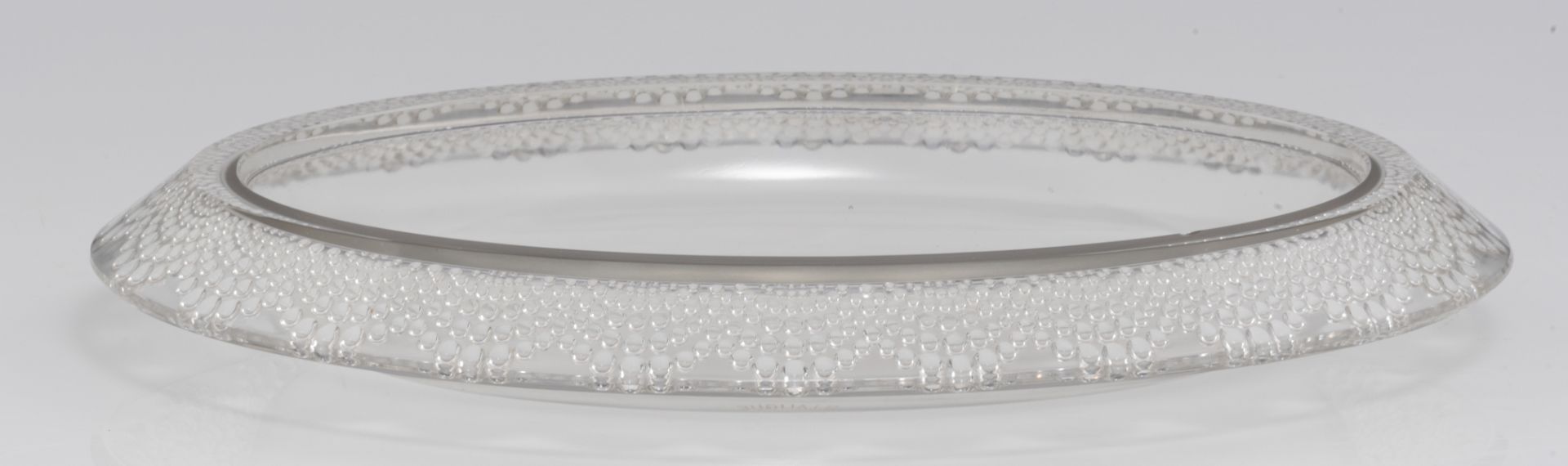 A large crystal platter by Lalique, the folded rim decorated with bubbles, 32 x 42 - H 5,5 cm - Bild 4 aus 6