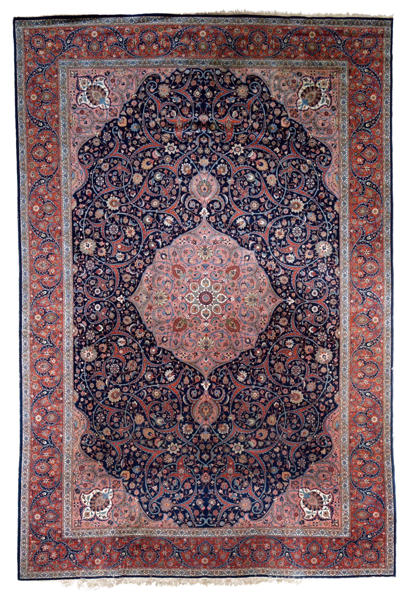 A fine Oriental woollen carpet, floral decorated, 333 x 492 cm