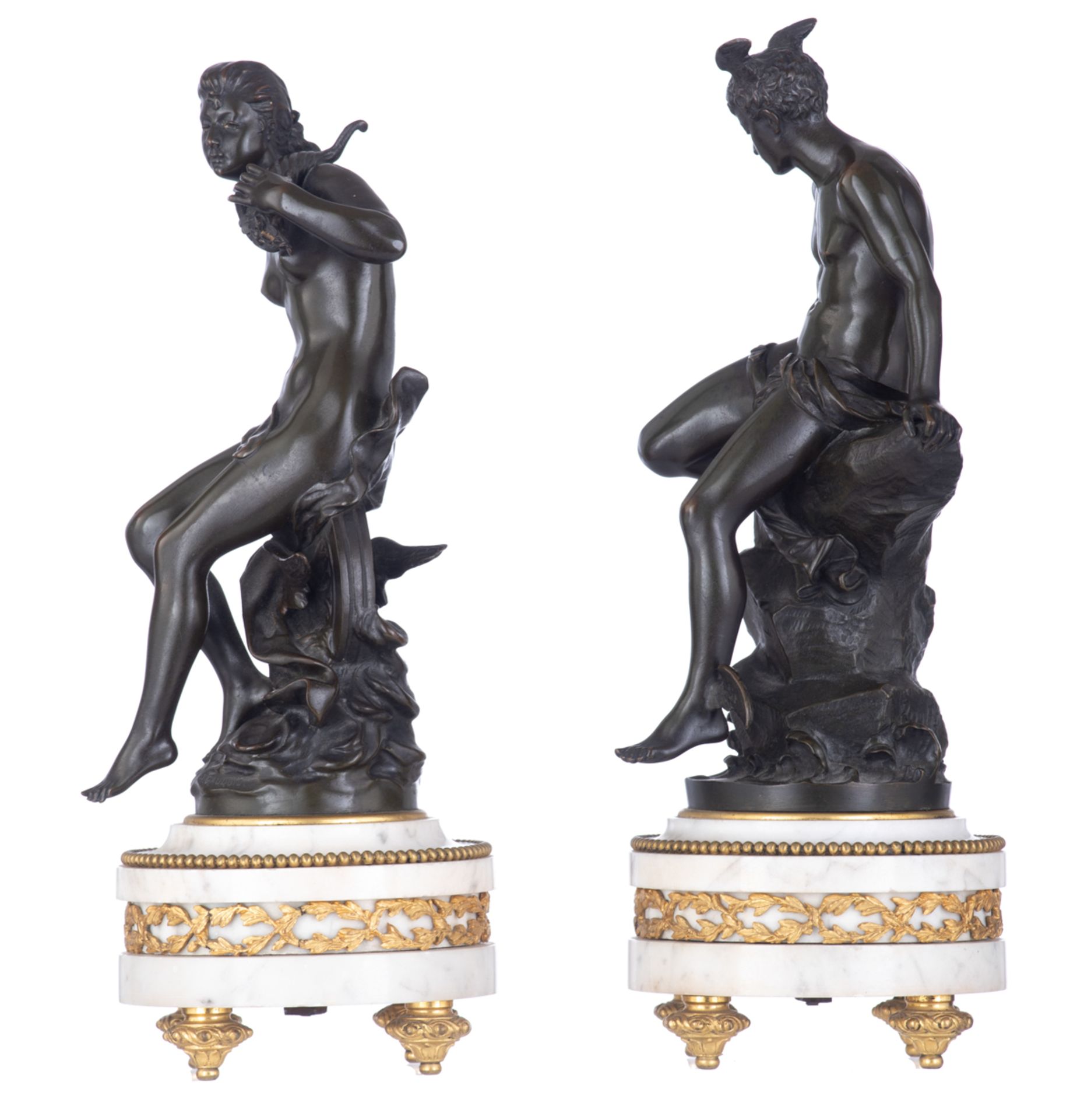 A fine pair of patinated bronze figures on a Neoclassical Carrara marble base with gilt bronze mount - Bild 2 aus 7