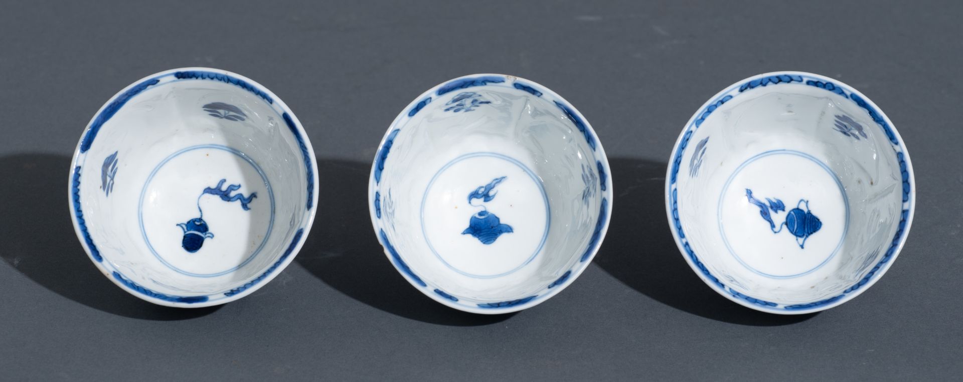 Three Chinese blue and white Kangxi period teacups and saucers, decorated with an underwater jungle; - Bild 12 aus 24