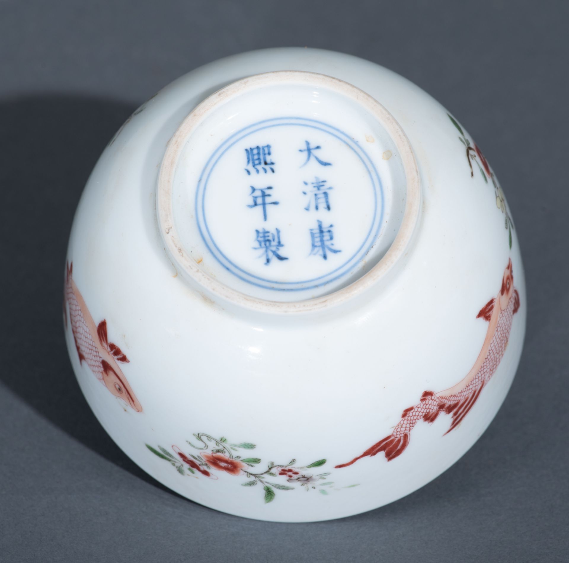 A Chinese famille verte cup, decorated with various fish interchanging with flower bundles in iron-r - Image 9 of 10