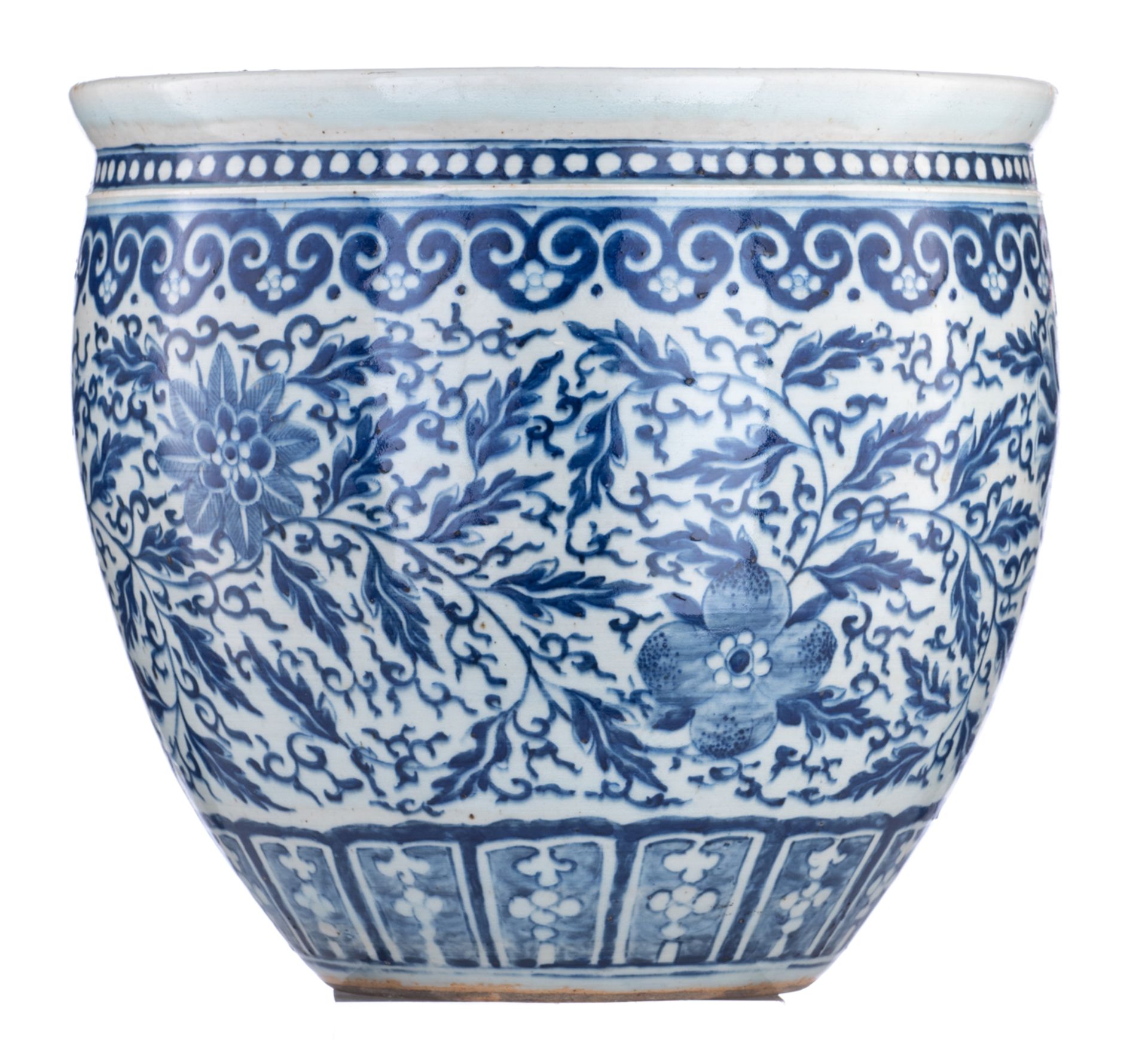 A Chinese blue and white cachepot, decorated with flower scrolls and leafy tendrils, 19thC, H 33 - ø - Bild 5 aus 7