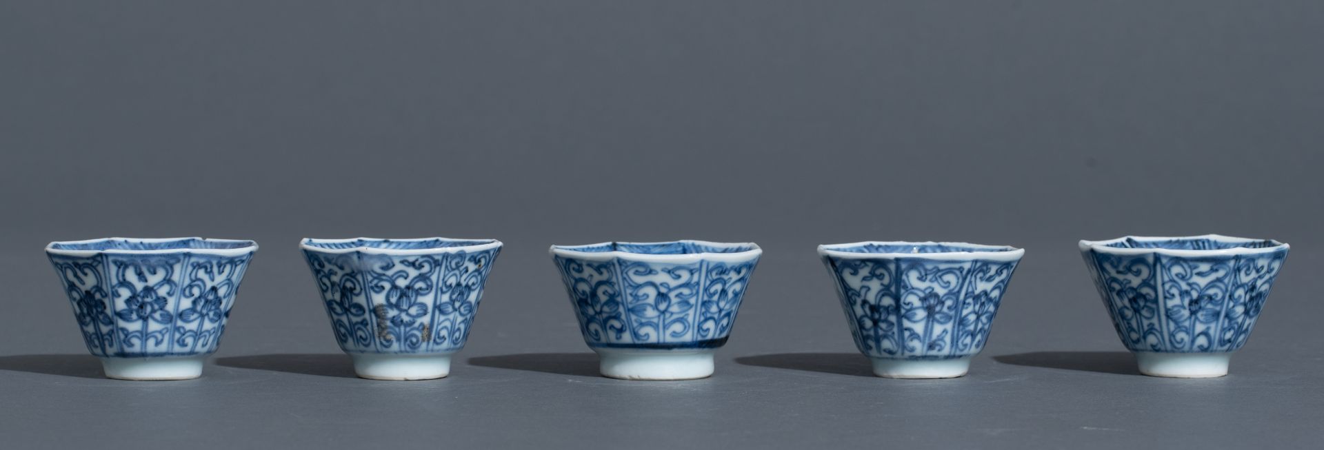 Three Chinese blue and white Kangxi period teacups and saucers, decorated with an underwater jungle; - Bild 5 aus 24