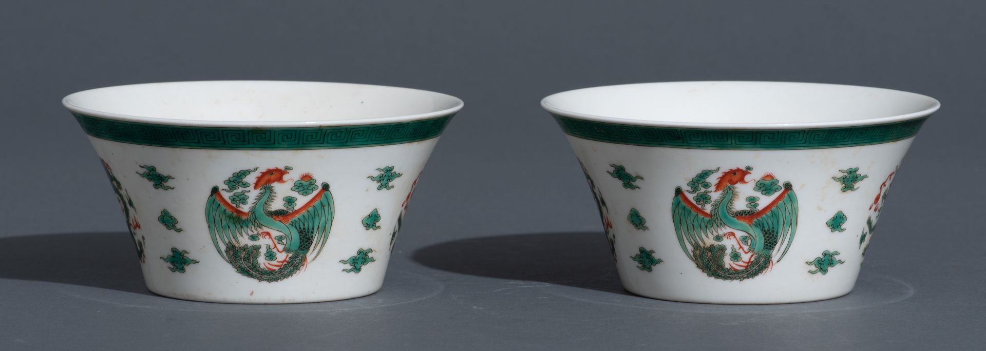 Two Chinese famille verte 'dragon and phoenix' bowls, the inside decorated with a stylised Shou-sign - Bild 2 aus 10