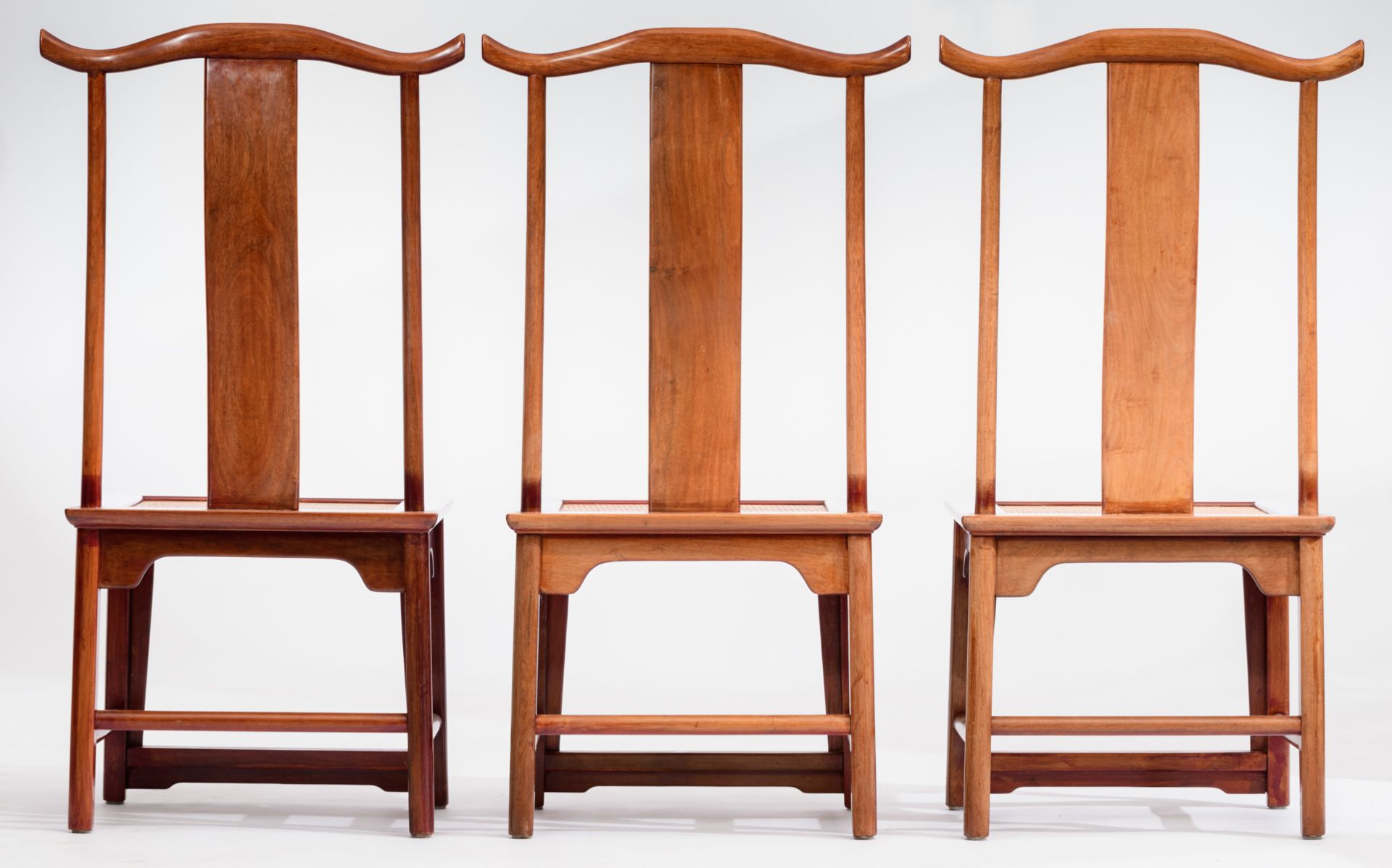 A large Chinese mahogany extendable dining table, with a set of six chairs, H 76 - W 209 - D 109 cm - Bild 6 aus 25