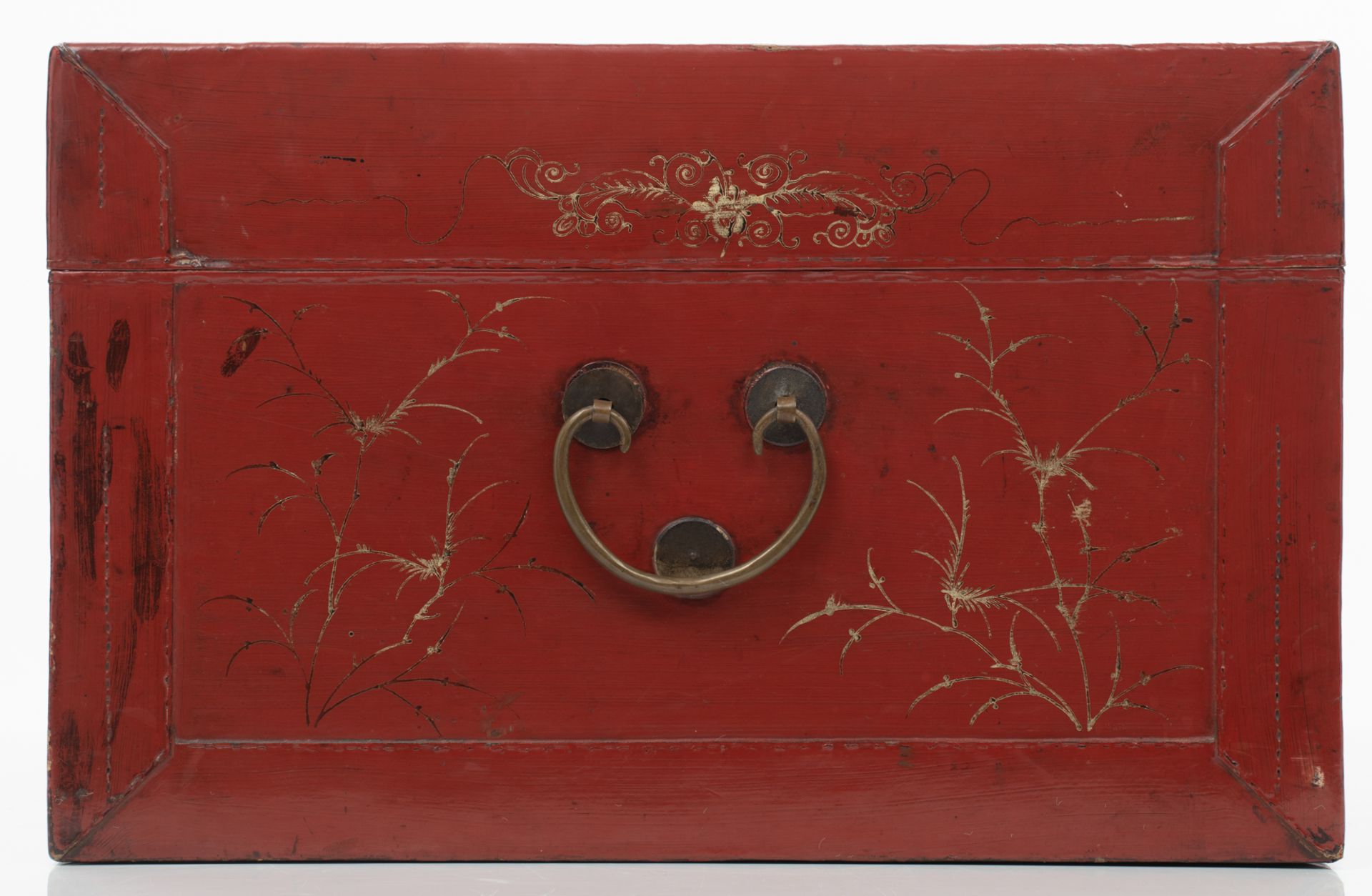 An Oriental red lacquered storage trunk, the front gilt decorated with birds and flower branches, th - Bild 5 aus 9