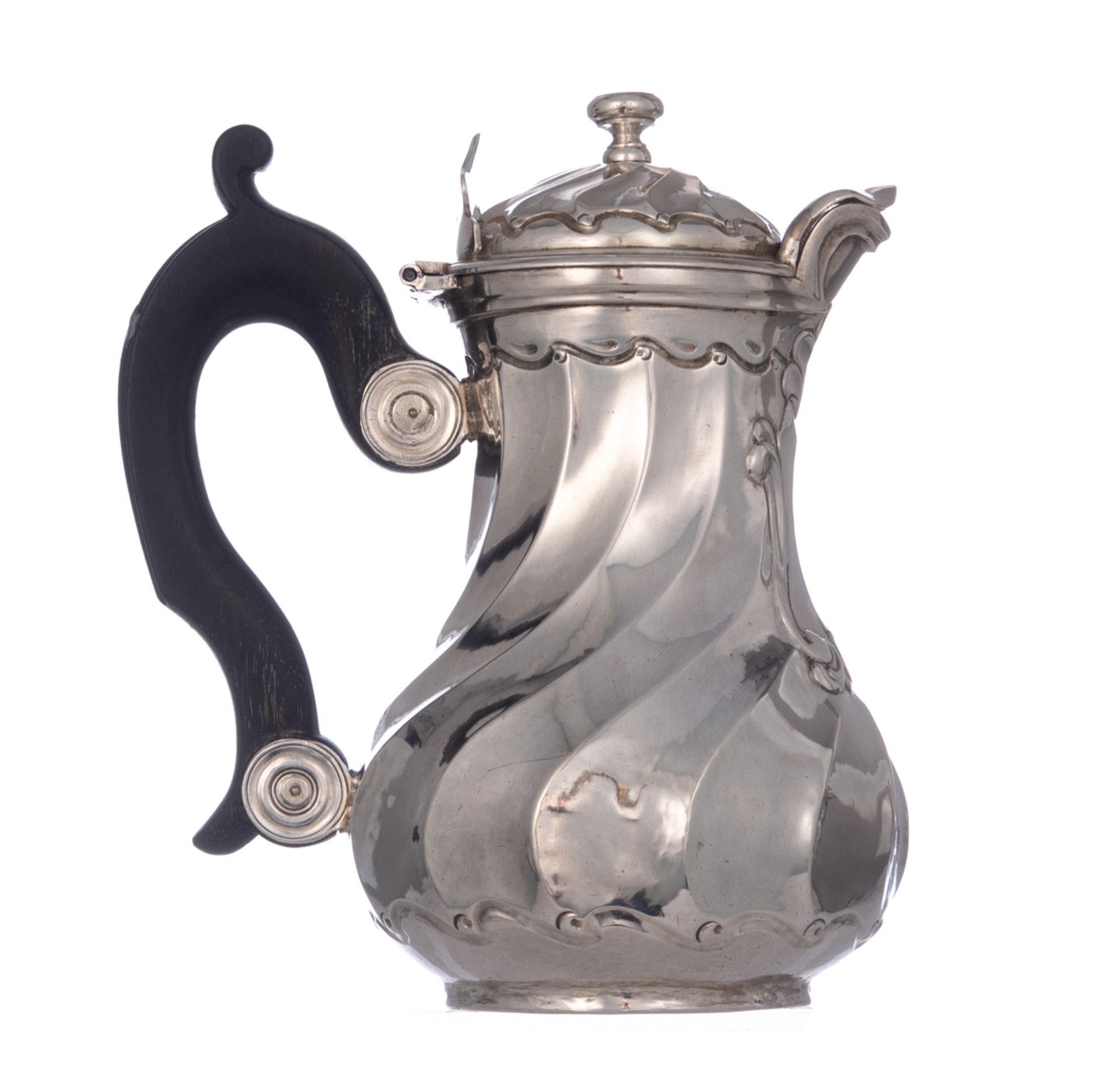 An 18thC French silver Rococo 'solitaire' coffee pot with an ebony handle, illegibly hallmarked, H 1 - Bild 4 aus 8
