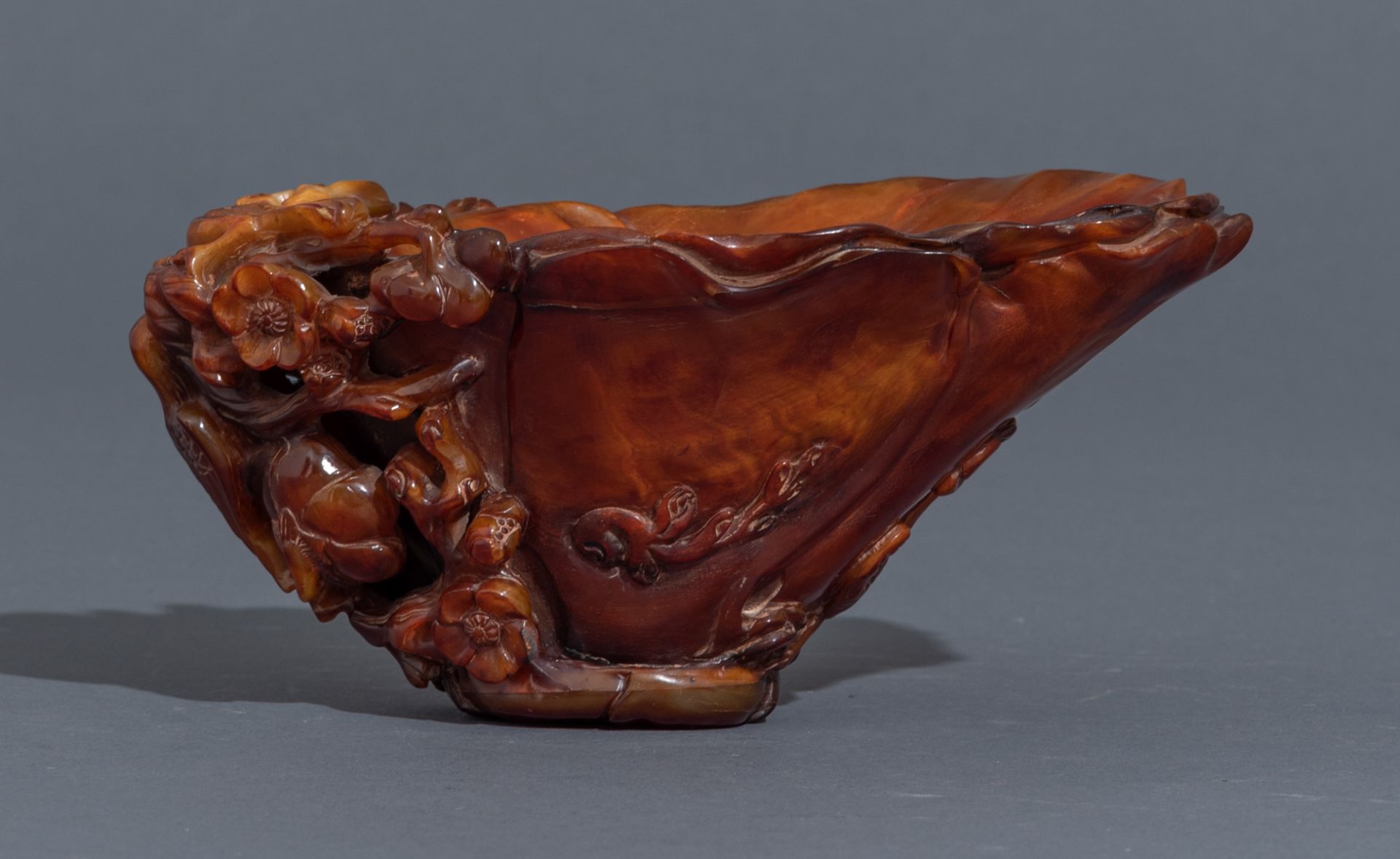 A Chinese 20thC horn cup alto-relievo sculpted like a turbulent river with a school of carps swimmin - Bild 4 aus 7