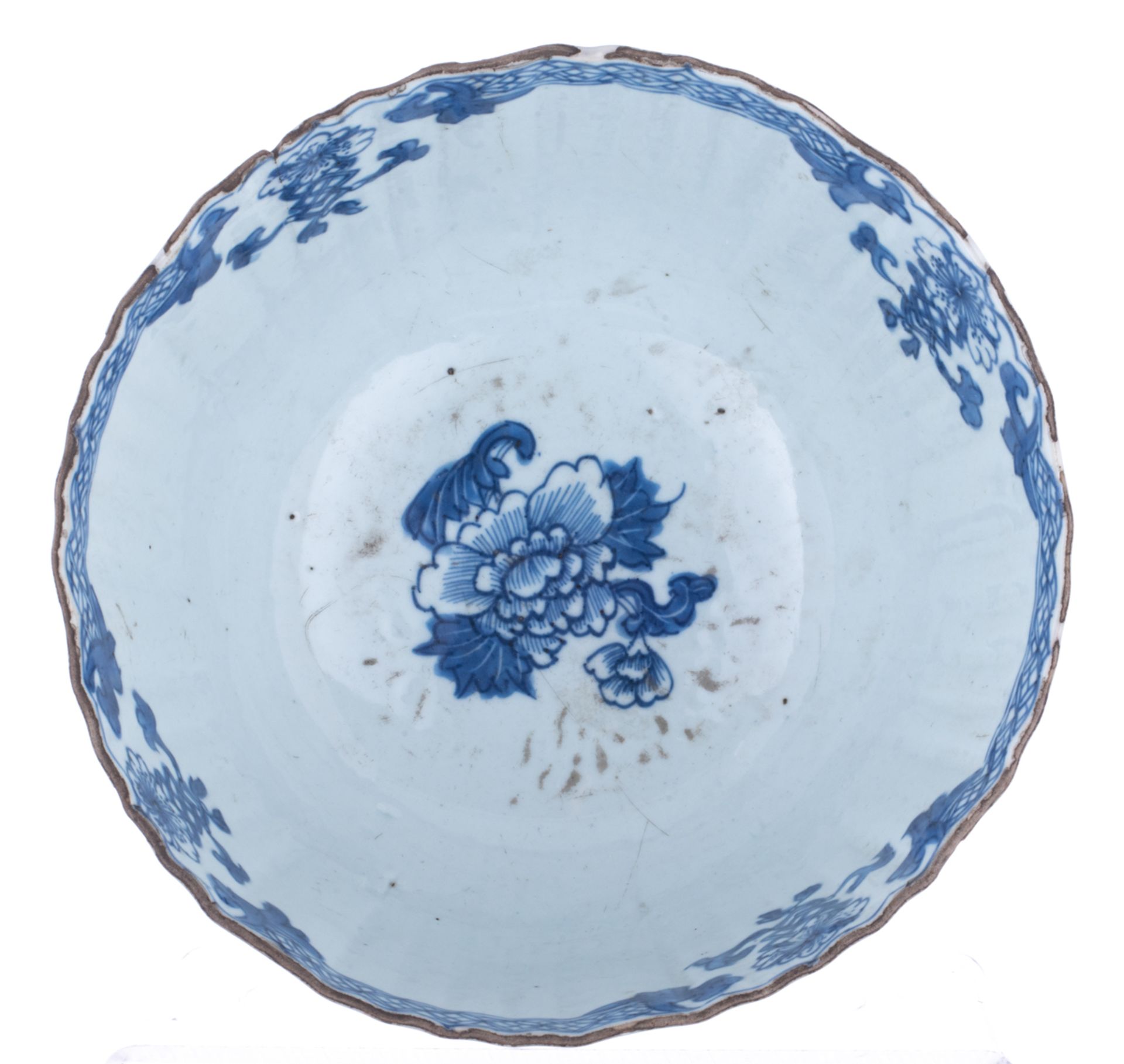 A Chinese blue and white lobed bowl, the front and reverse decorated with a bird and peony branches, - Bild 6 aus 7