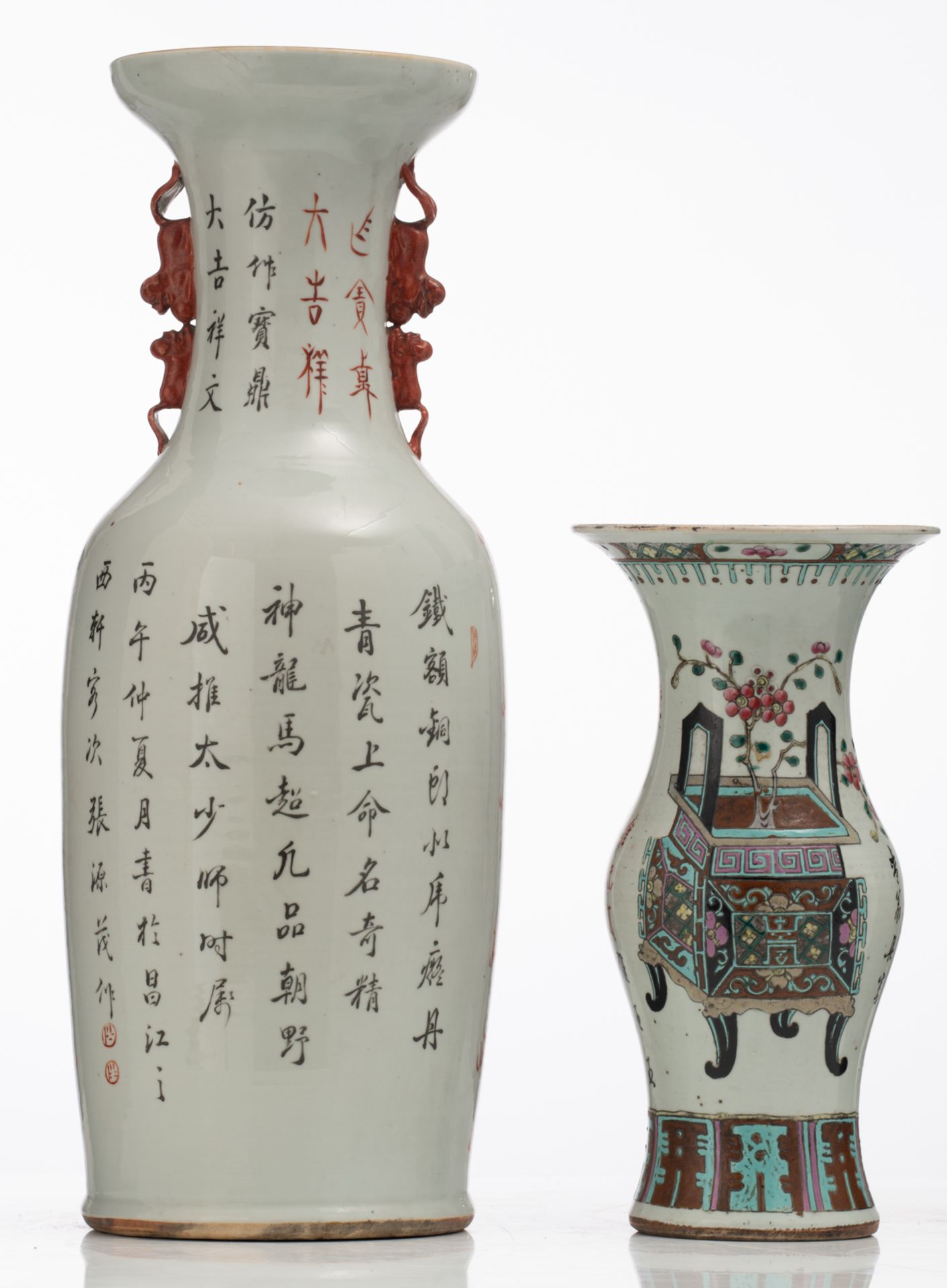 A Chinese iron-red vase, decorated with Fu lions, the back with calligraphic texts; added a ditto po - Bild 4 aus 7