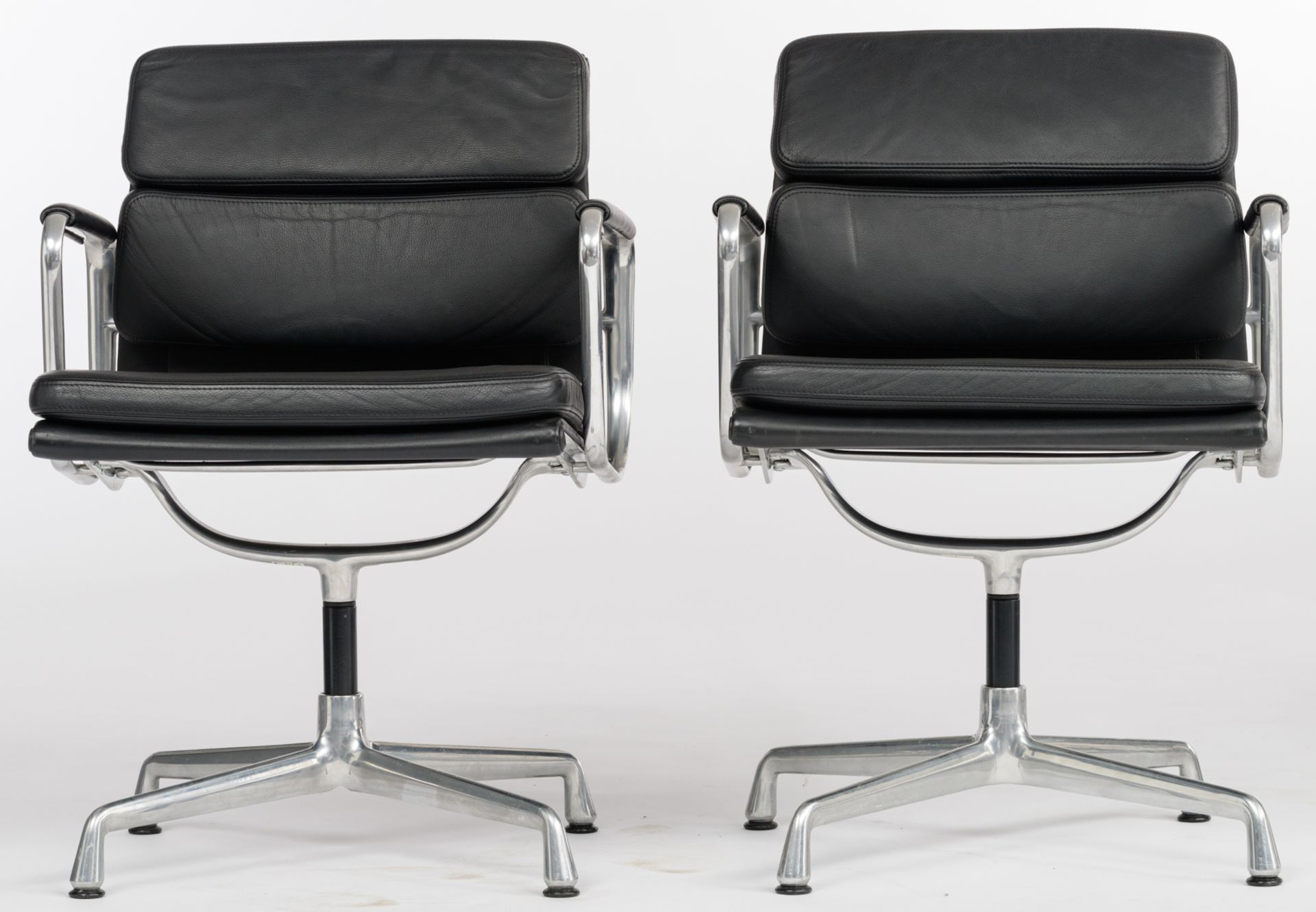 A set of four polished aluminium and black leather upholstered EA208 soft pad chairs, design by Char - Bild 2 aus 22