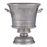 An imposing Italian 925/000 silver ice bucket, shaped as a Medici vase, 20thC,  H 28,5 cm - weight c