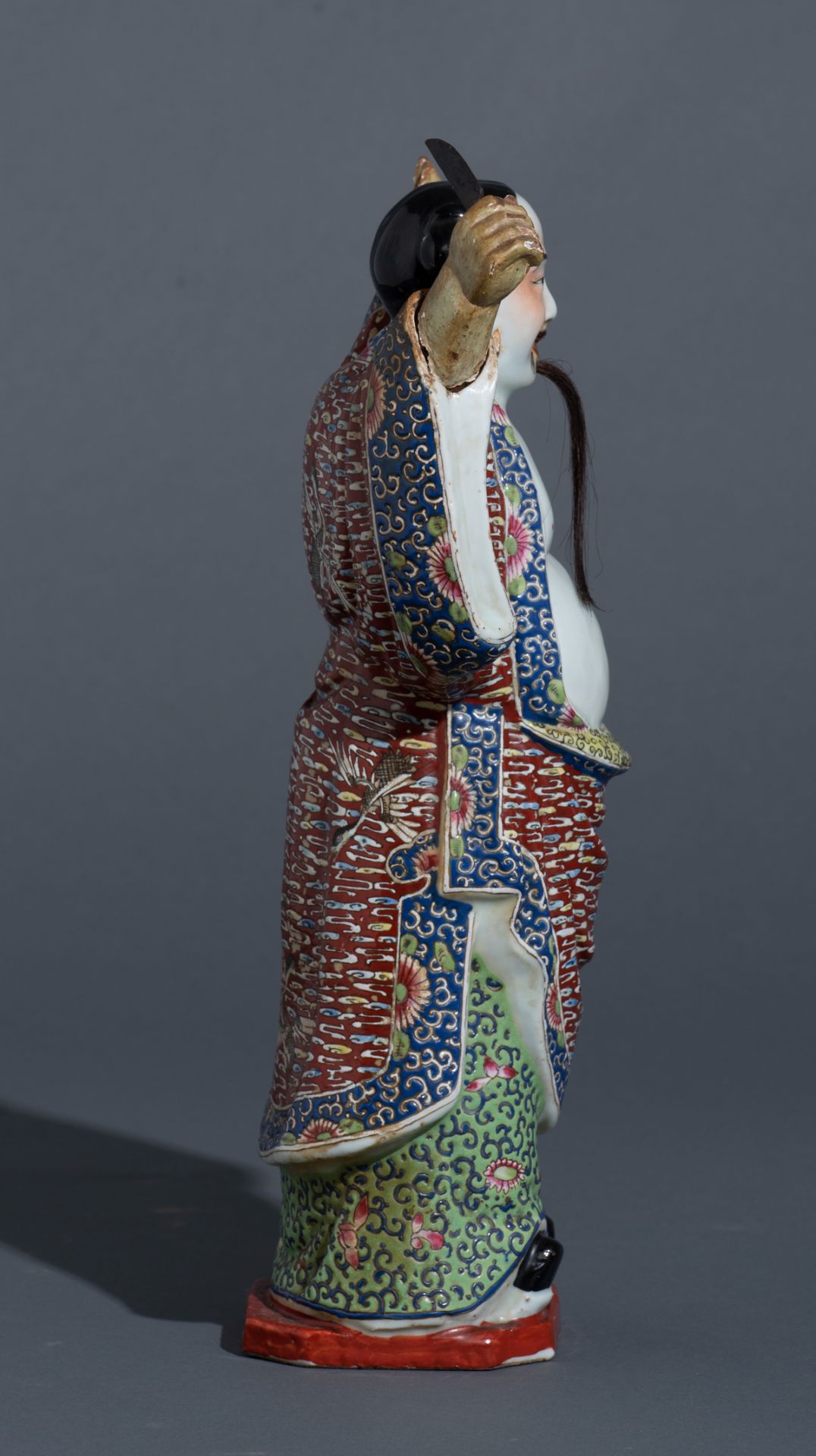 A Chinese famille rose figure of Zhongli Quan, with an impressed four-character mark, 19thC, H 35,5 - Bild 6 aus 9