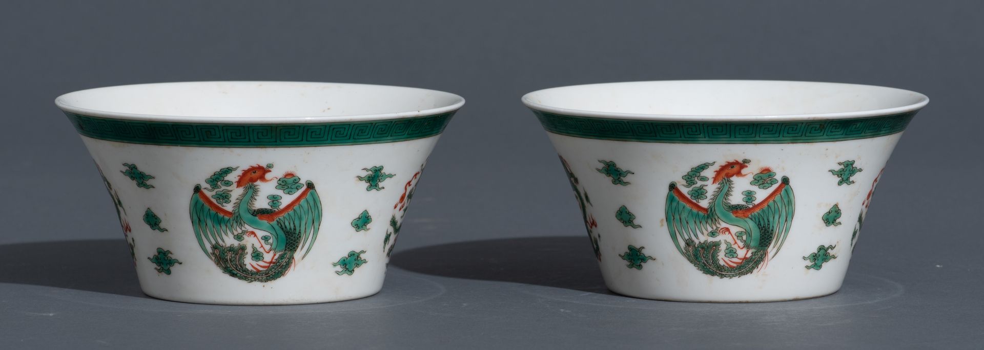 Two Chinese famille verte 'dragon and phoenix' bowls, the inside decorated with a stylised Shou-sign - Bild 4 aus 10