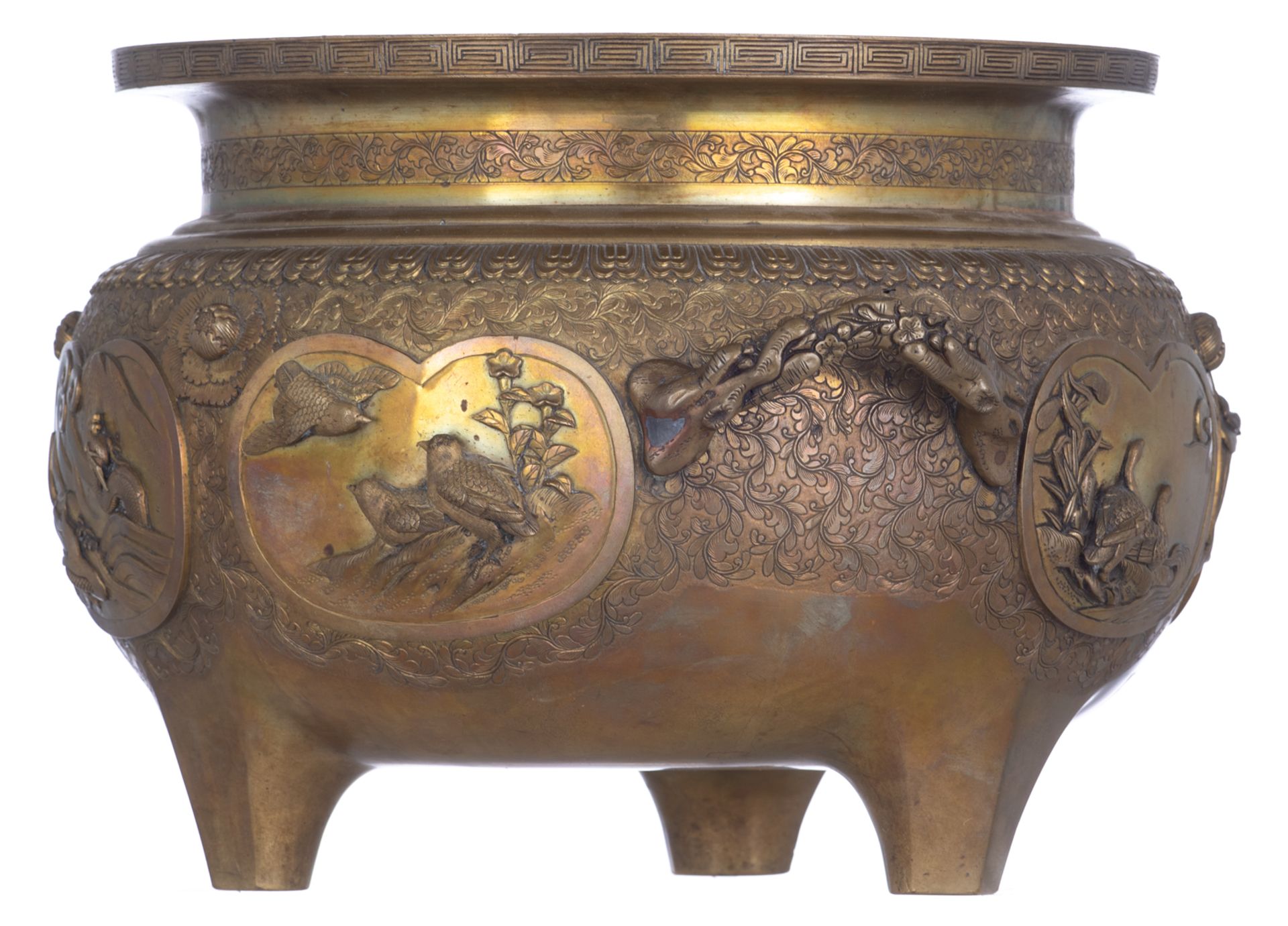 A Chinese relief decorated bronze tripod incense burner, the panels with birds, flowers and a dragon - Bild 2 aus 7