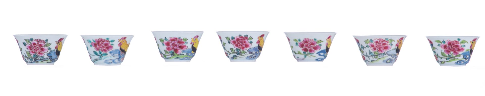 Seven famille rose cups and matching saucers, decorated with a cockerel amidst flower branches, Yong - Bild 8 aus 8