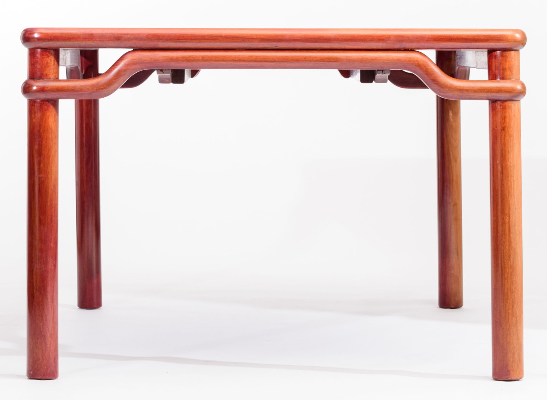 A large Chinese mahogany extendable dining table, with a set of six chairs, H 76 - W 209 - D 109 cm - Bild 21 aus 25
