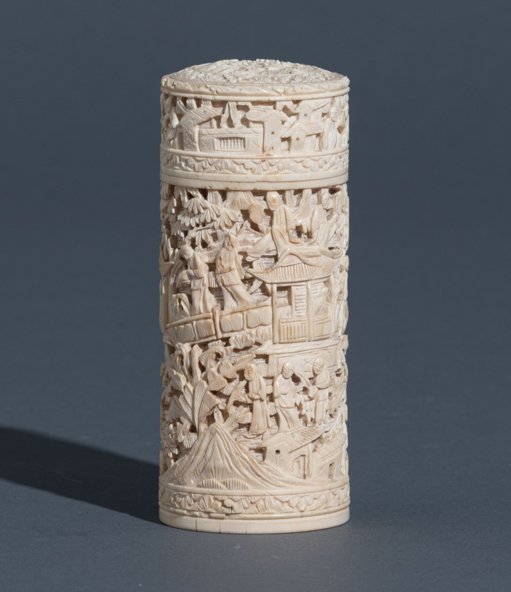 A Chinese Canton ivory cylindrical case and cover, carved in alto relievo with figures, attendants, - Bild 5 aus 7