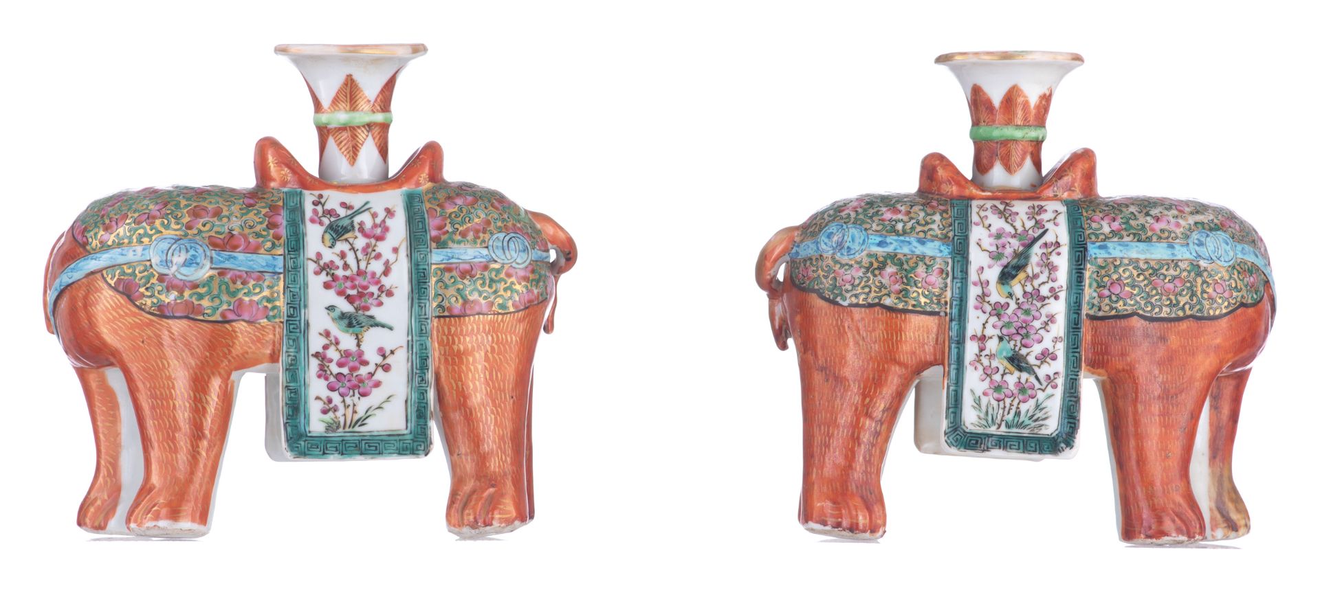 A pair of Chinese red-coral ground and famille rose elephant-shaped joss stick holders, first half o - Bild 4 aus 7