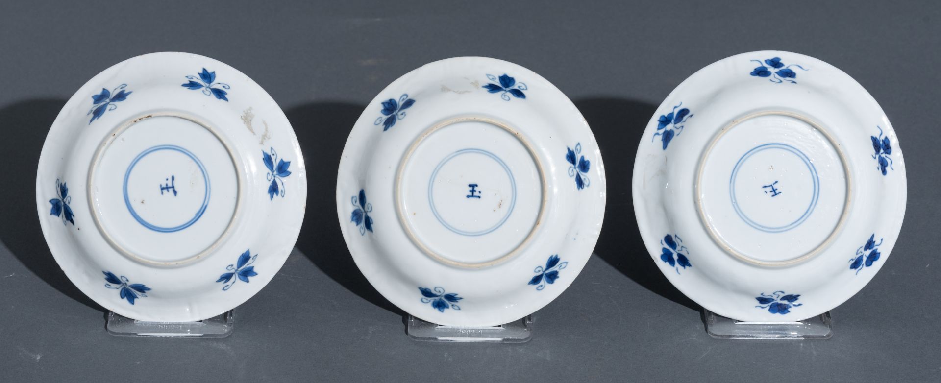Three Chinese blue and white Kangxi period teacups and saucers, decorated with an underwater jungle; - Bild 15 aus 24