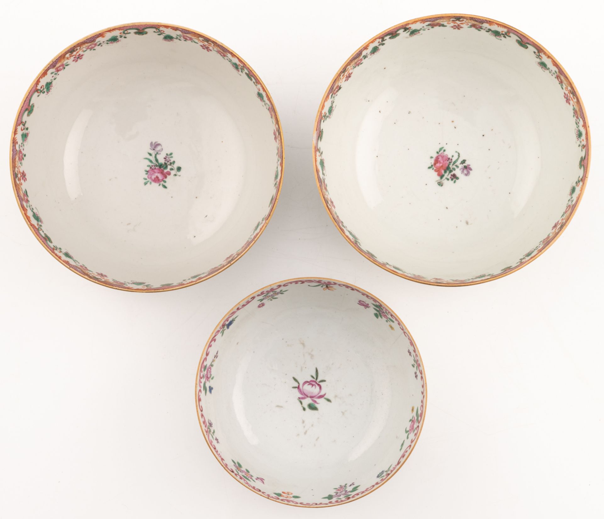 Three Chinese famille rose export porcelain bowls; added eleven ditto dishes in Imari, famille rose, - Bild 6 aus 7