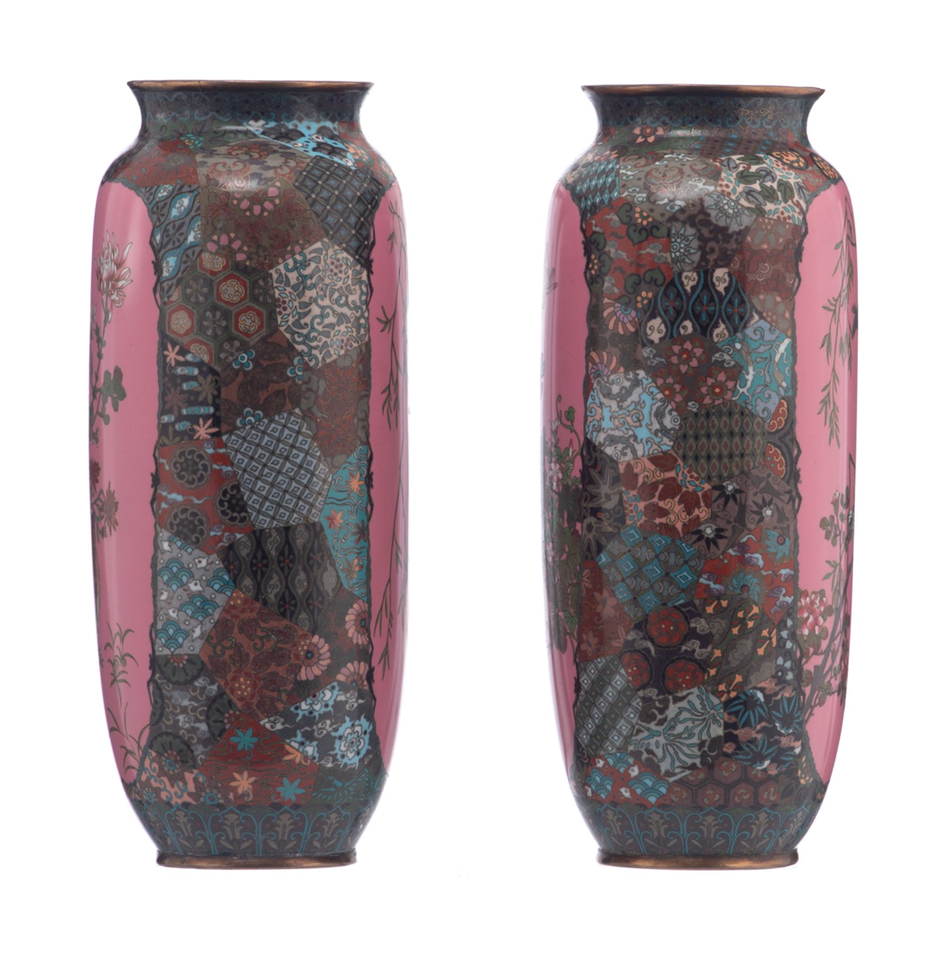 Two Japanese cloisonné enamel vases, floral decorated with geometric motives, the panels pink ground - Bild 2 aus 7