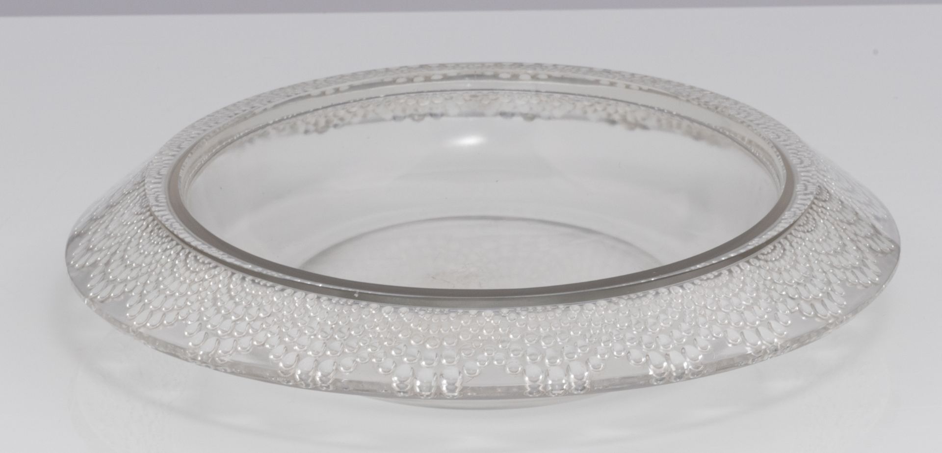 A large crystal platter by Lalique, the folded rim decorated with bubbles, 32 x 42 - H 5,5 cm - Bild 3 aus 6
