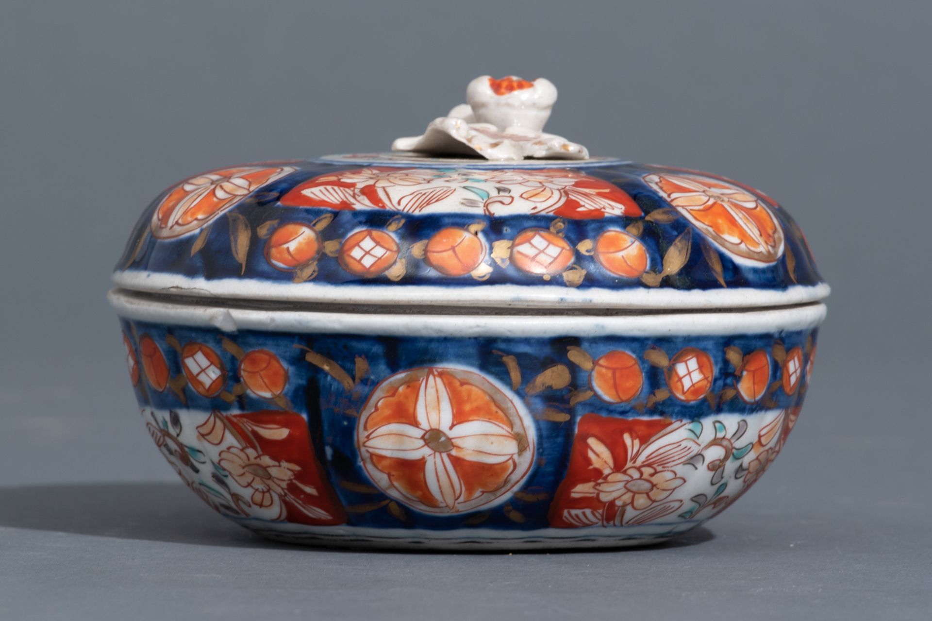 Four Japanese Imari floral decorated lobed dishes; added a ditto charger and a box and cover, 19thC, - Bild 14 aus 17