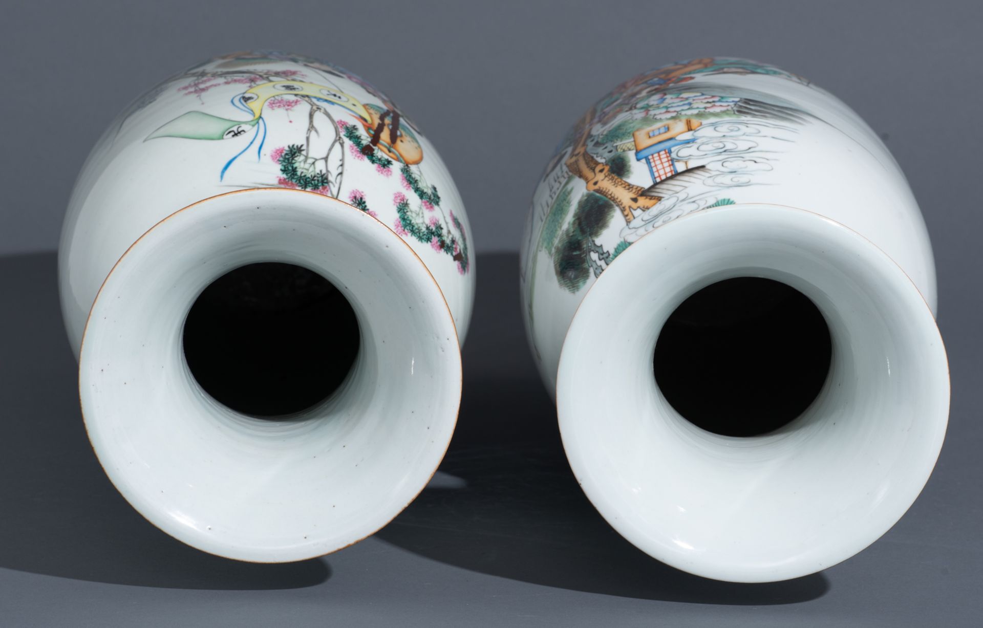 Two Chinese polychrome vases, one vase decorated with the 'qilin bringing the children', the other v - Bild 6 aus 7