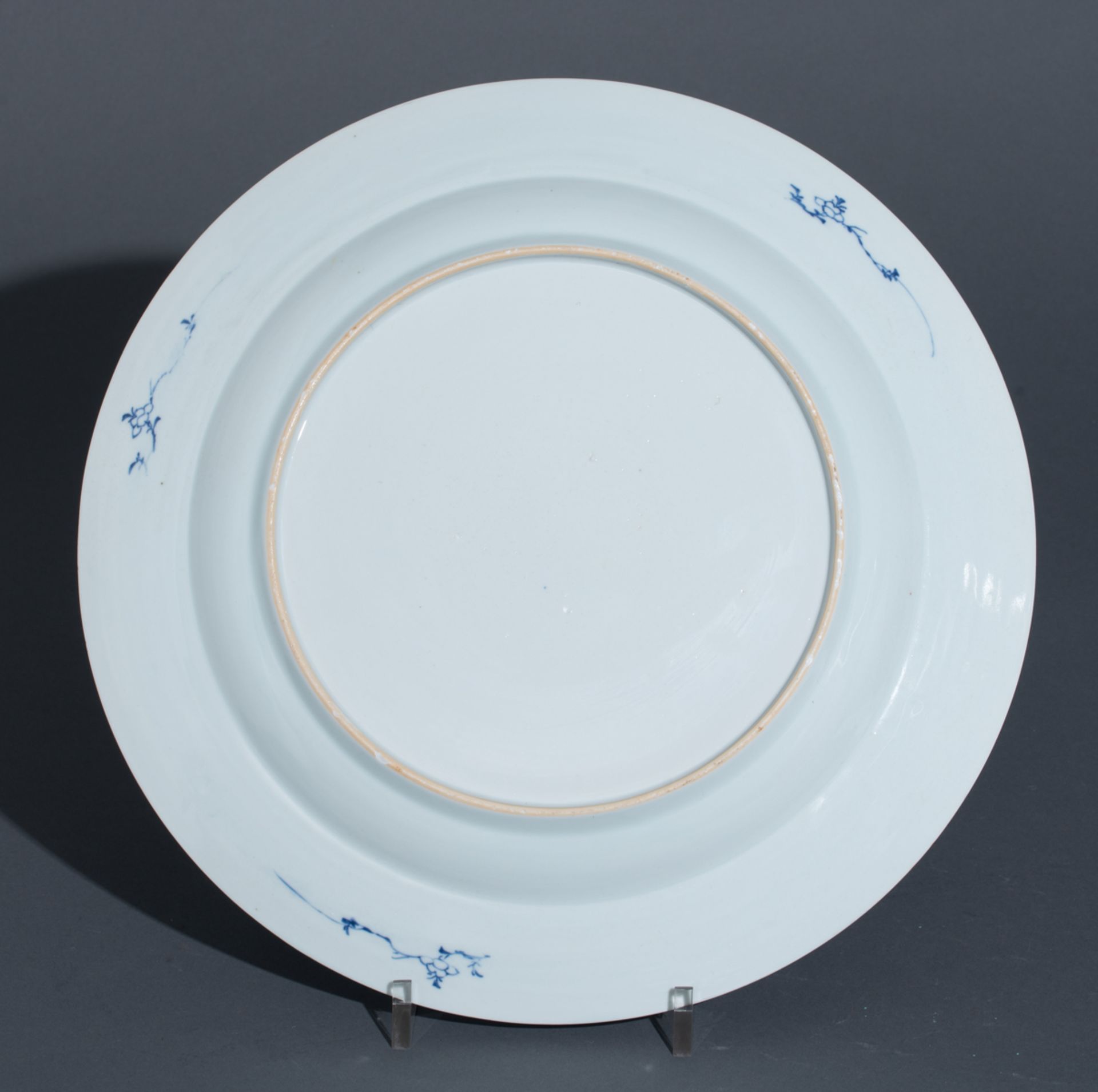 A Chinese blue and white export porcelain plate, decorated with a pavilion in a river landscape, 18t - Image 3 of 3