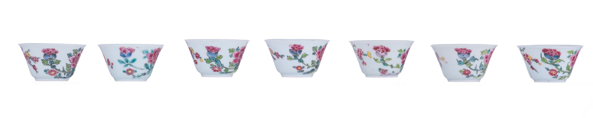 Seven famille rose cups and matching saucers, decorated with a cockerel amidst flower branches, Yong - Bild 7 aus 8