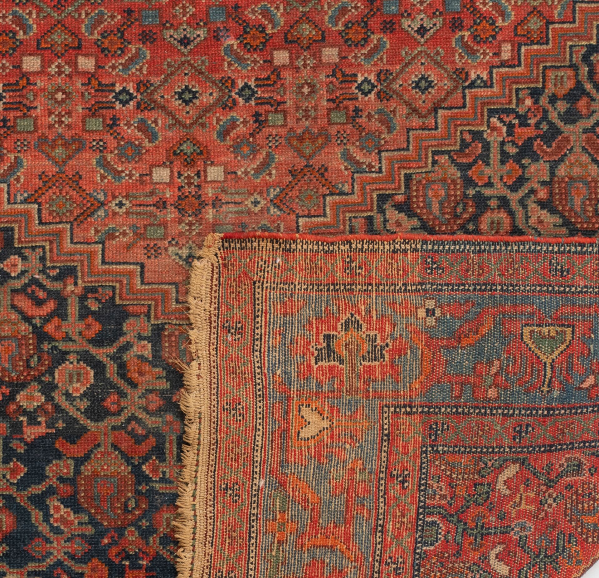An Oriental woollen Malayer rug, decorated with geometric motifs, 124 x 185 cm - Bild 3 aus 3