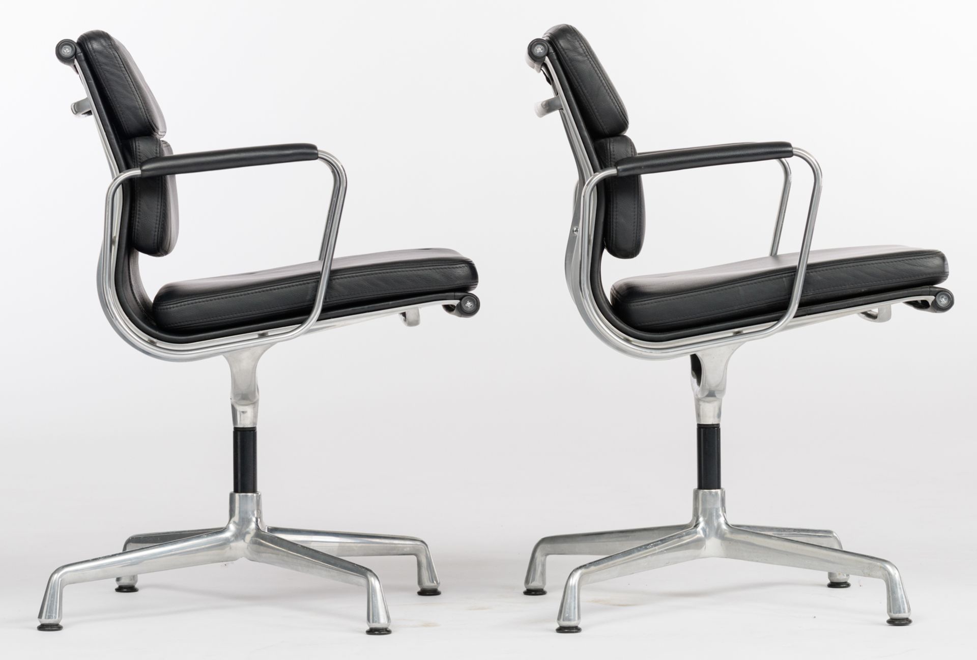 A set of four polished aluminium and black leather upholstered EA208 soft pad chairs, design by Char - Bild 6 aus 22