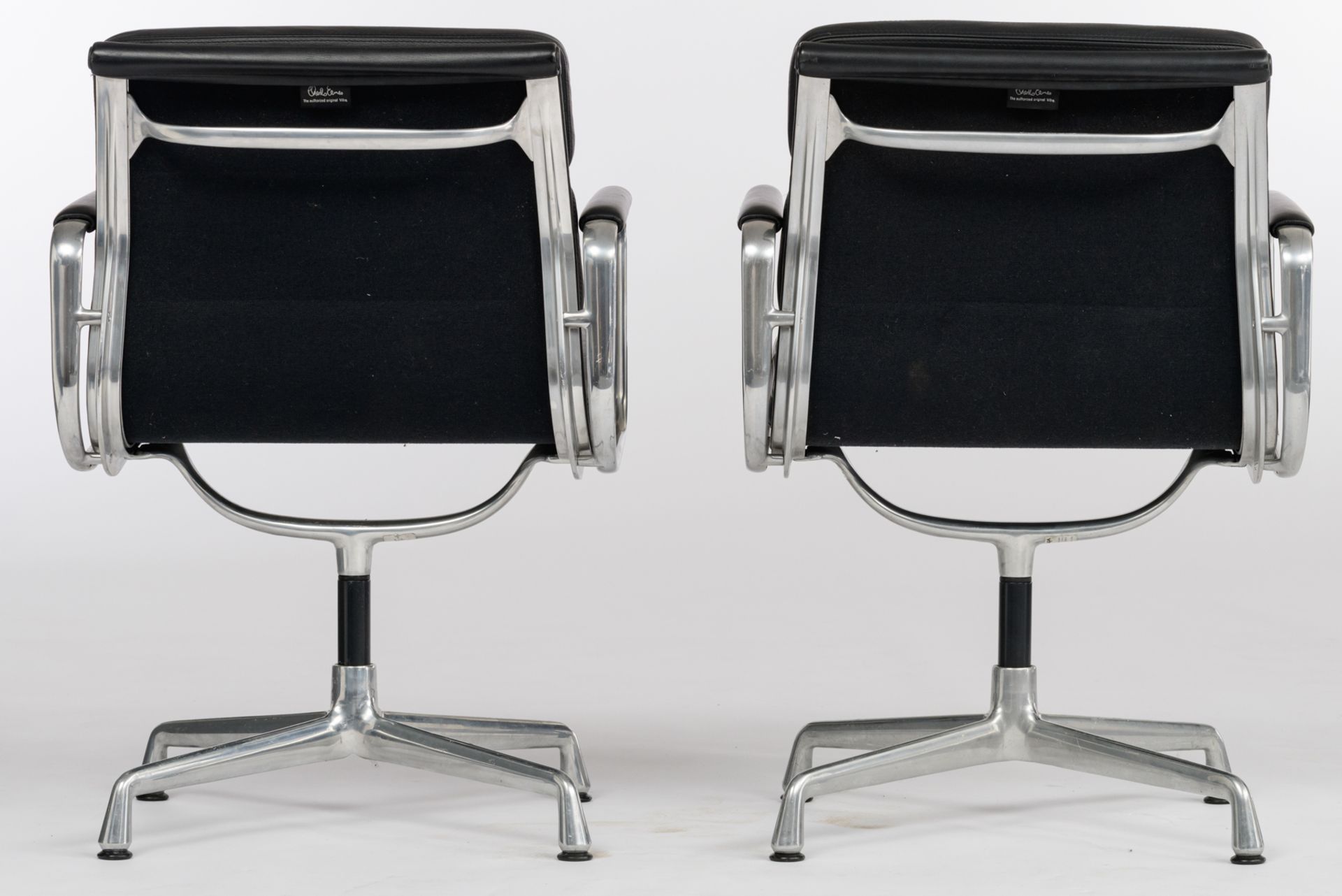 A set of four polished aluminium and black leather upholstered EA208 soft pad chairs, design by Char - Bild 5 aus 22