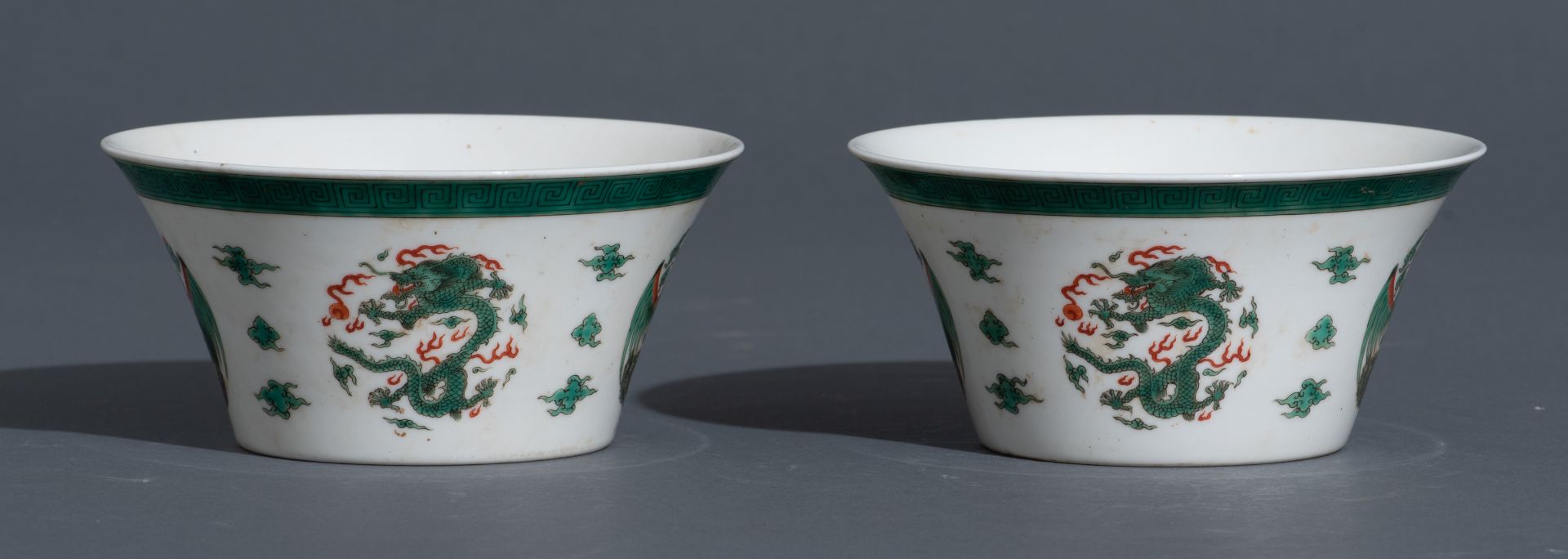 Two Chinese famille verte 'dragon and phoenix' bowls, the inside decorated with a stylised Shou-sign - Bild 5 aus 10