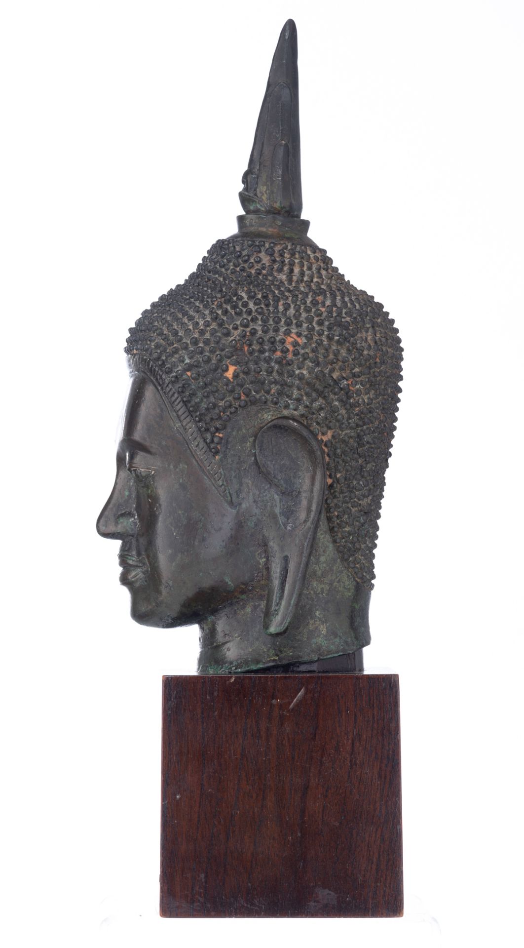 An Oriental bronze group, depicting the head of the Buddha, on a wooden base, H 40,5 cm - Bild 3 aus 5