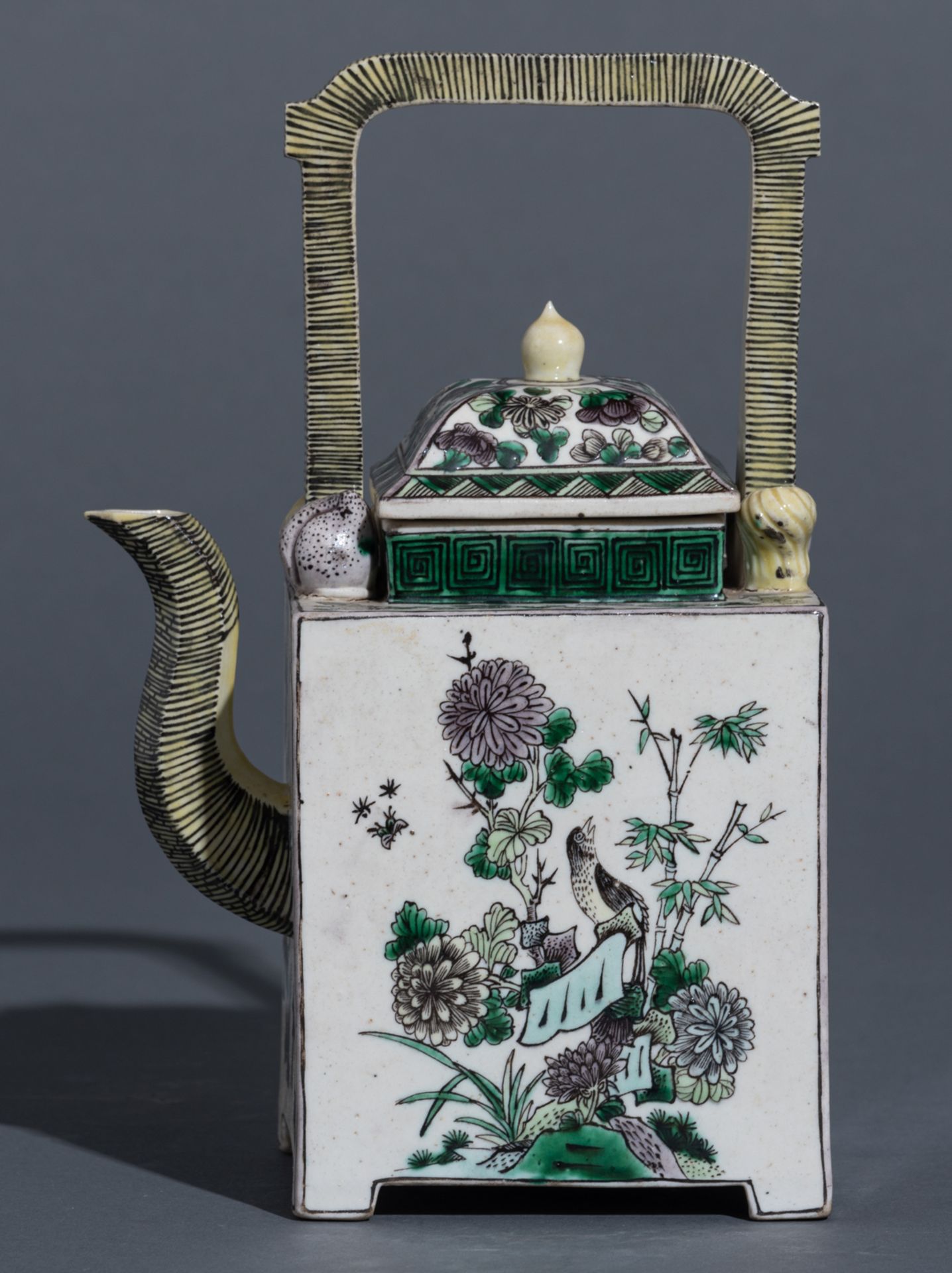 Two Chinese famille verte trays, decorated with a beauty and a boy; added a ditto biscuit fang-hu te - Bild 5 aus 10