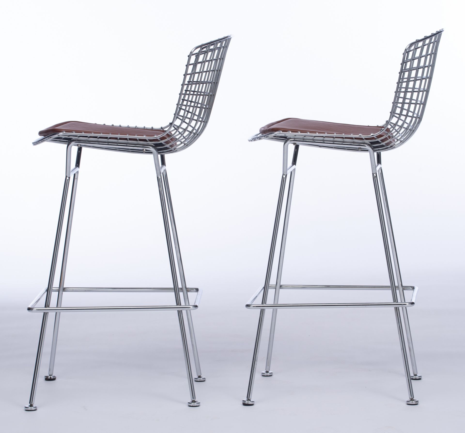 A pair of Bertoia barstools, design by Harry Bertoia for Knoll International, chromed frame with a b - Bild 6 aus 16